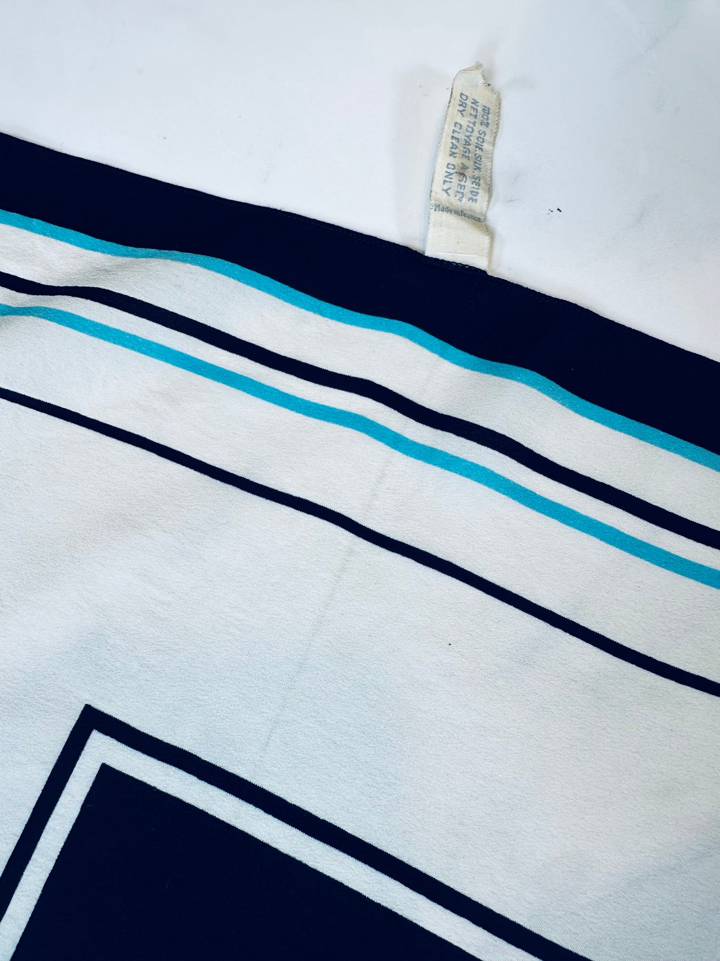 Carré Christian Dior en soie de crêpe motif floral noir et bleu vintage authentique