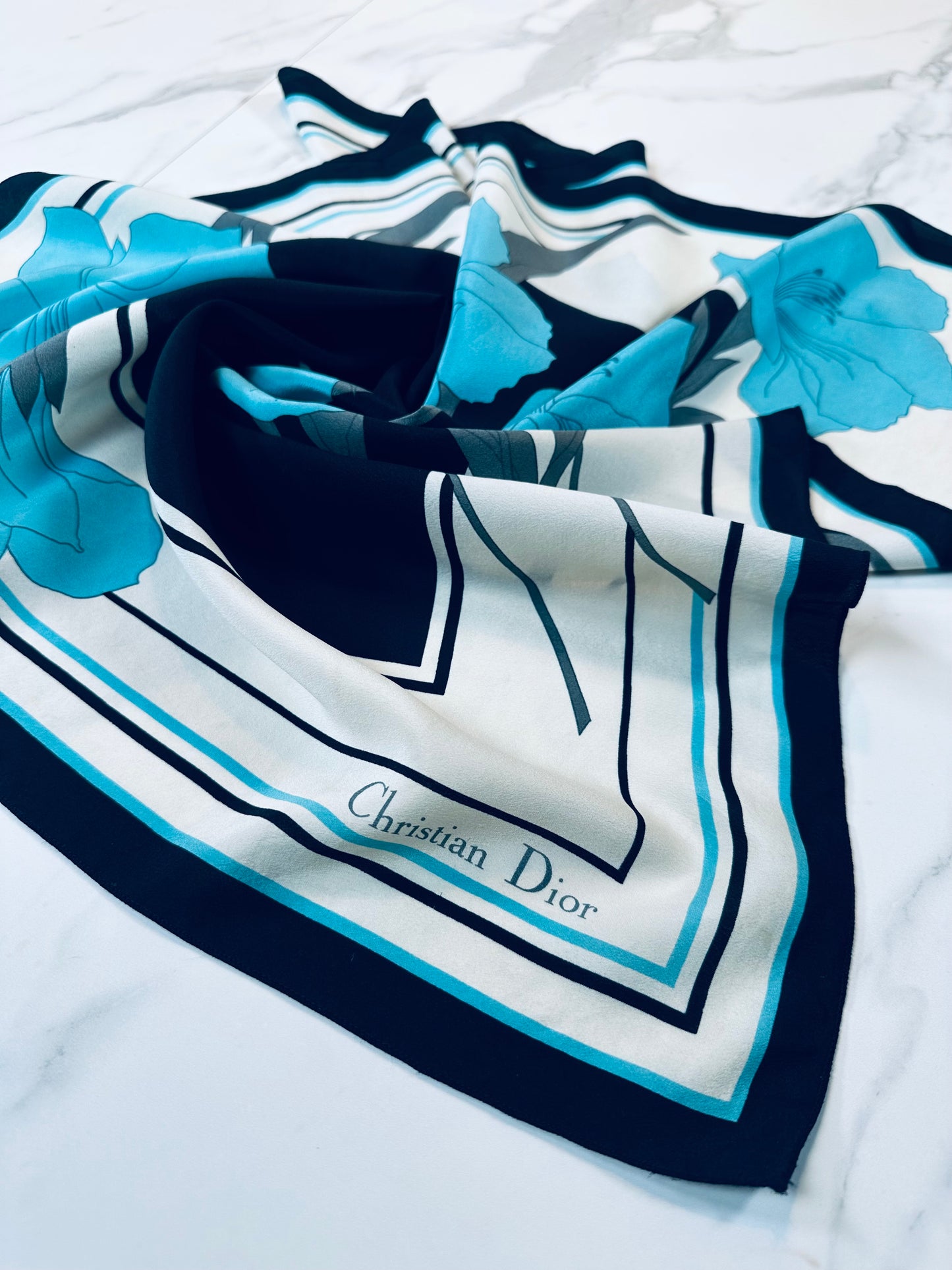 Carré Christian Dior en soie de crêpe motif floral noir et bleu vintage authentique