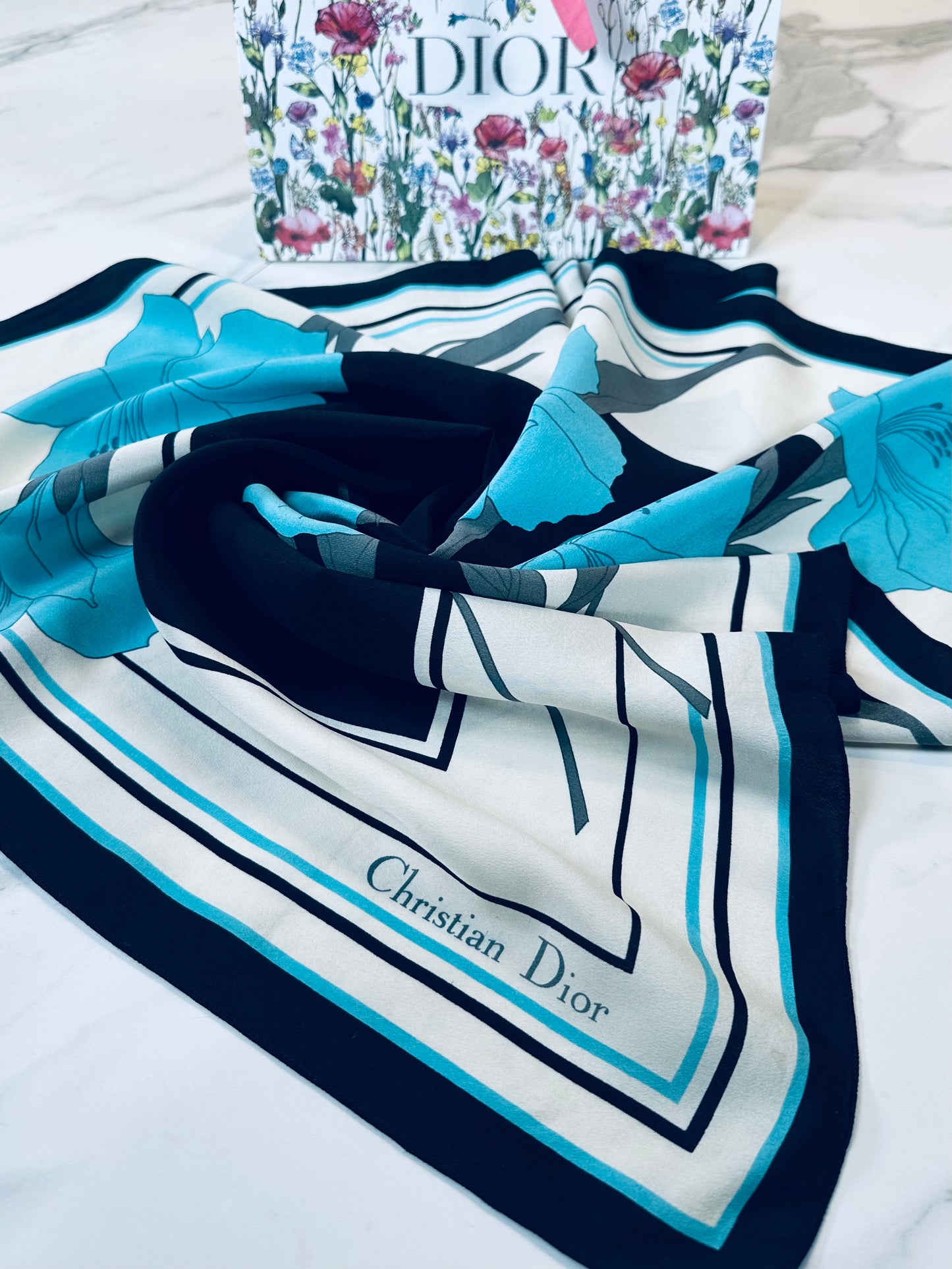Carré Christian Dior en soie de crêpe motif floral noir et bleu vintage authentique