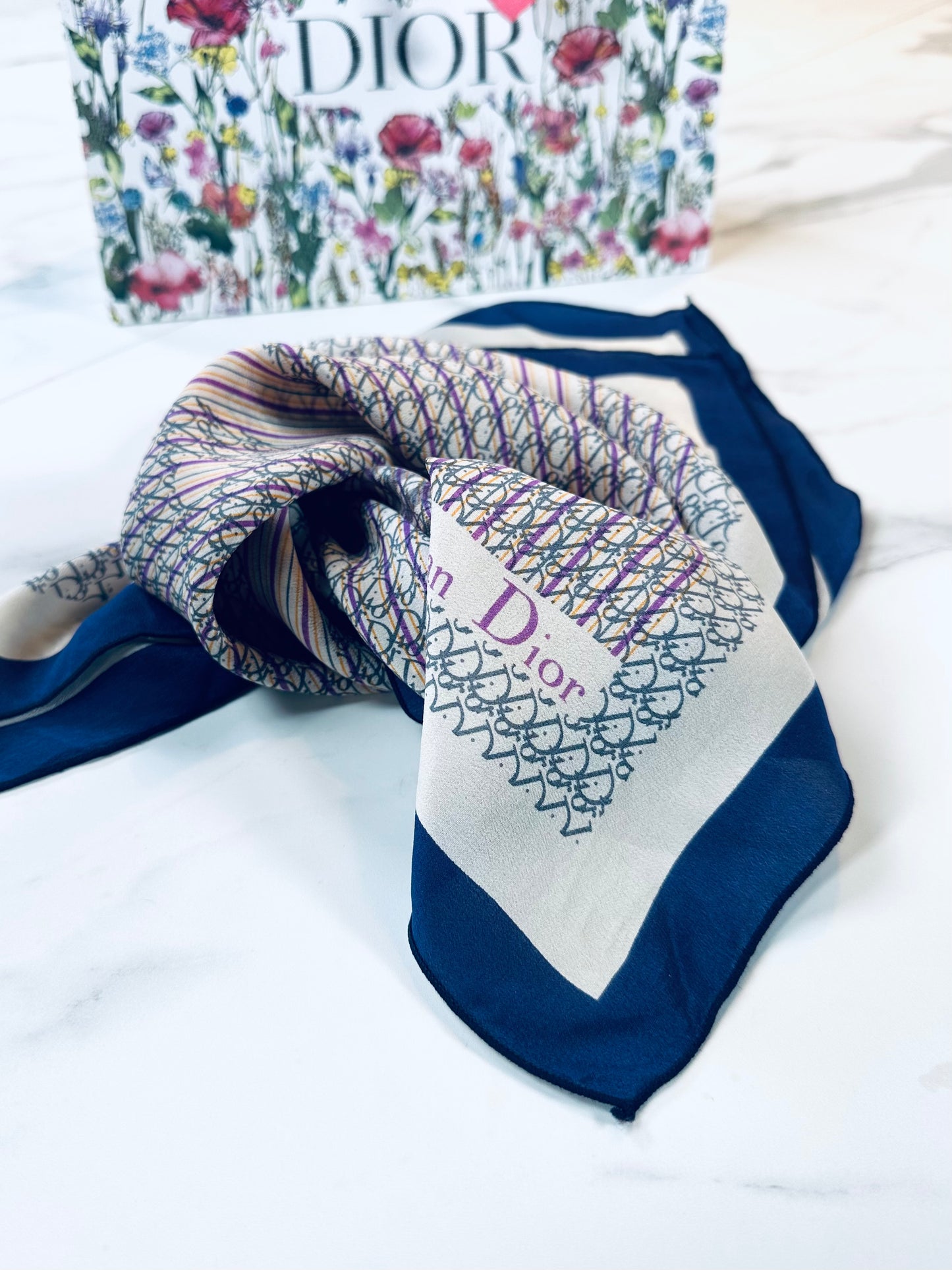 Carré Christian Dior en soie de crêpe motif graphique monogramme vintage authentique