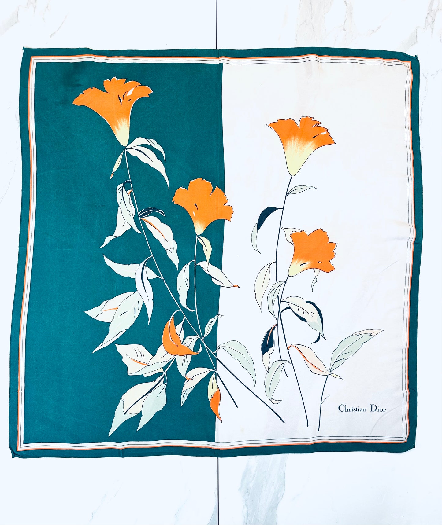Carré Christian Dior en soie de crêpe motif floral vert vintage authentique