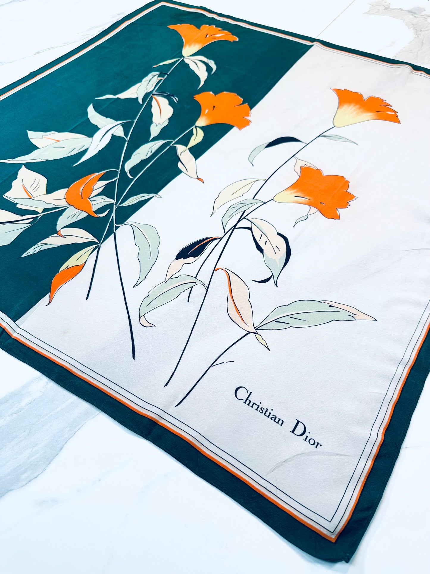 Carré Christian Dior en soie de crêpe motif floral vert vintage authentique