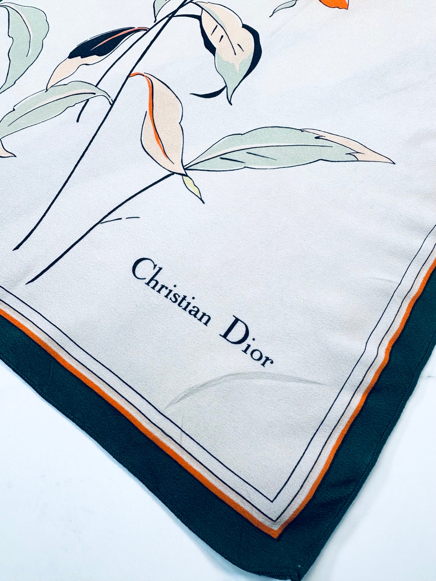 Carré Christian Dior en soie de crêpe motif floral vert vintage authentique