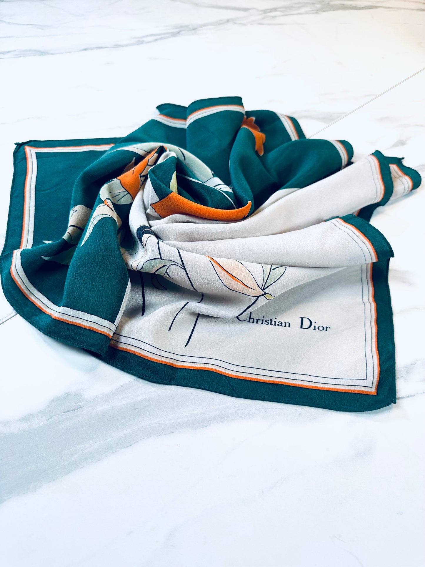 Carré Christian Dior en soie de crêpe motif floral vert vintage authentique