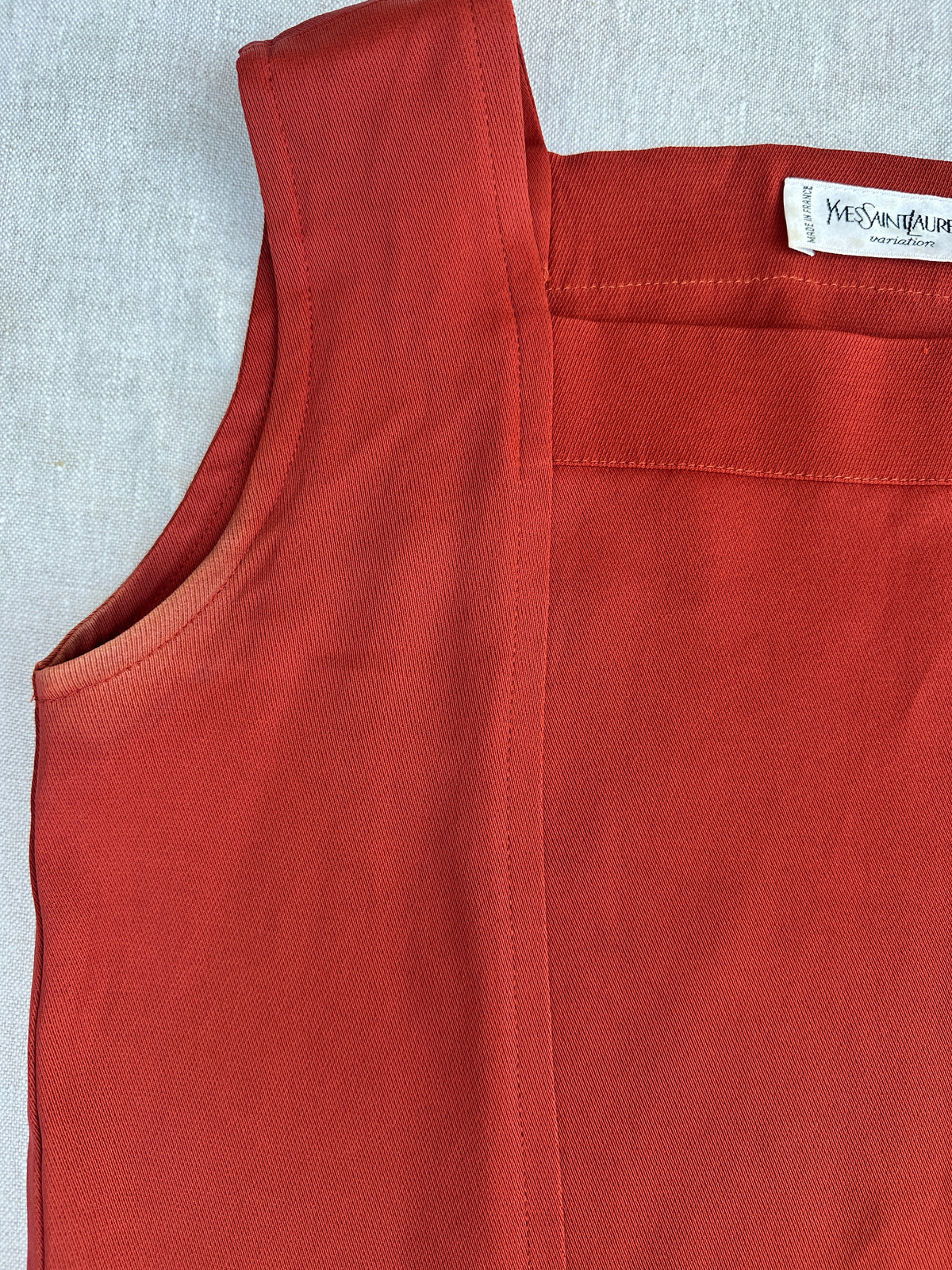 Tailleur pantalon Yves Saint Laurent en viscose terracotta vintage authentique