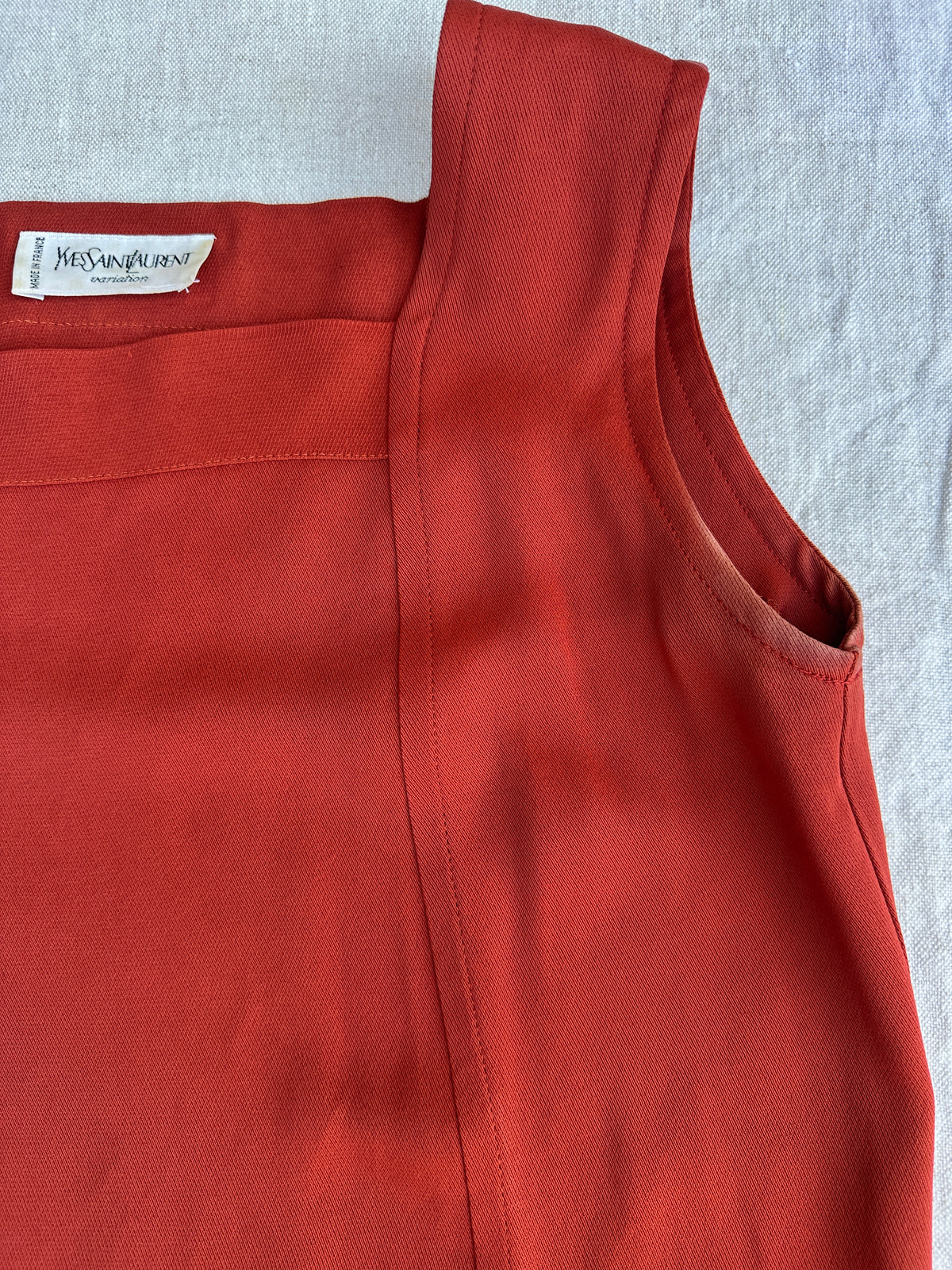 Tailleur pantalon Yves Saint Laurent en viscose terracotta vintage authentique