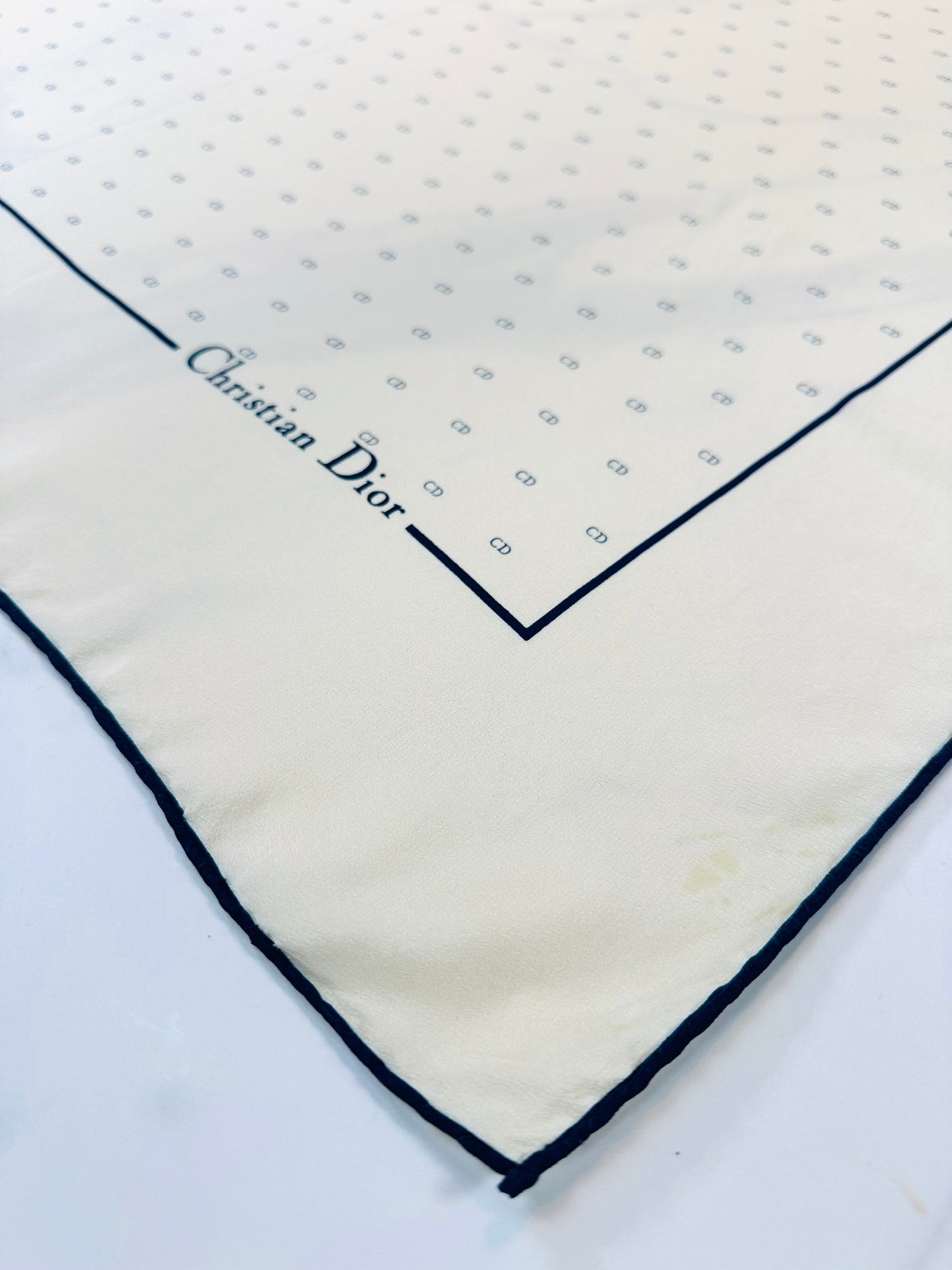 Carré Christian Dior en soie de crêpe micro-motifs CD vintage authentique