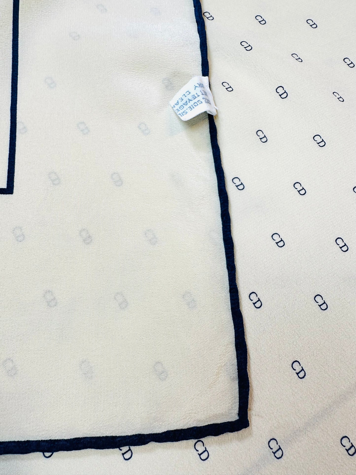 Carré Christian Dior en soie de crêpe micro-motifs CD vintage authentique