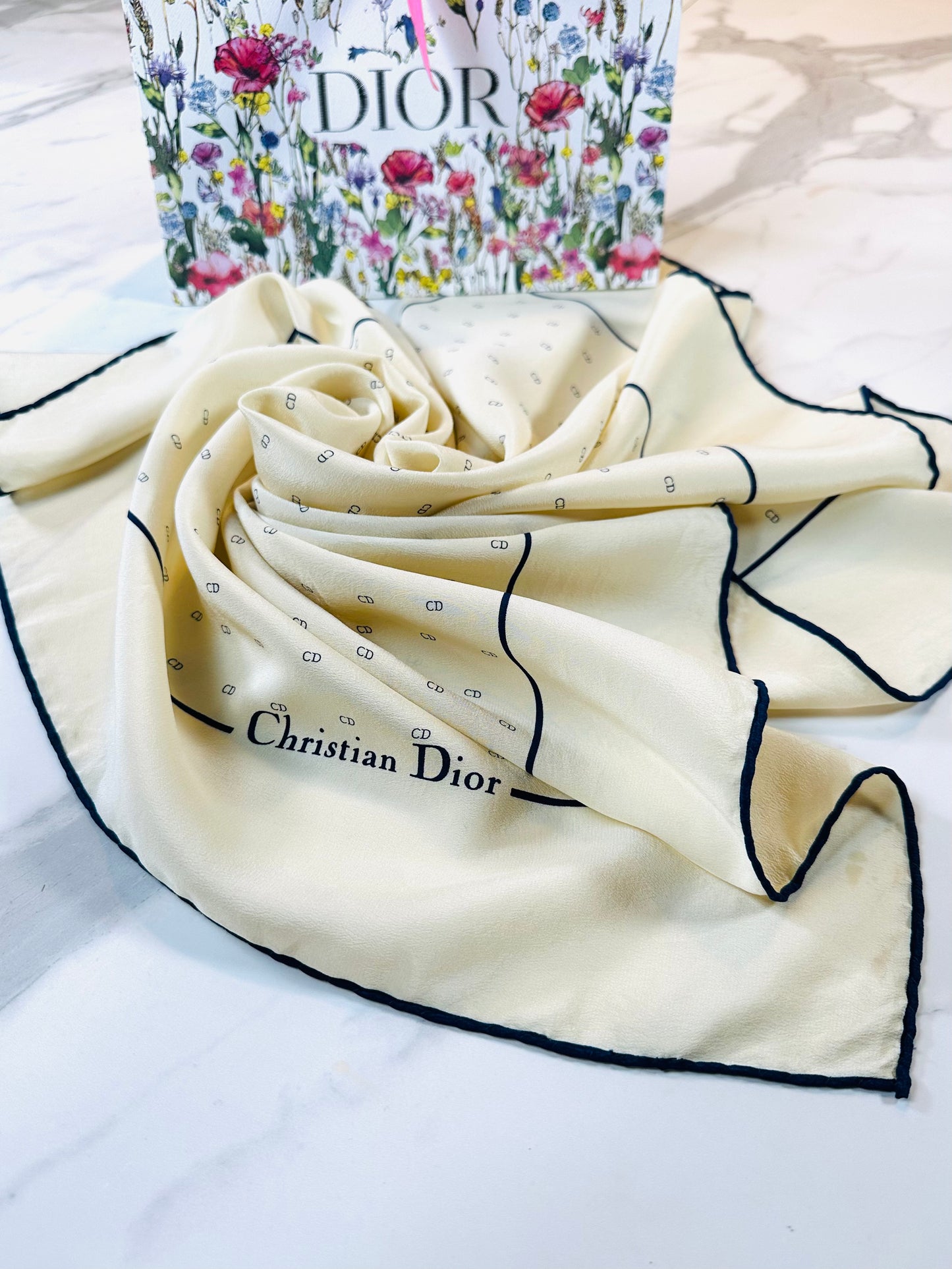 Carré Christian Dior en soie de crêpe micro-motifs CD vintage authentique