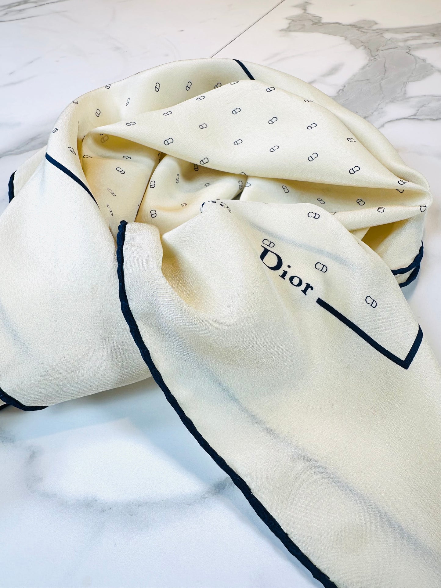 Carré Christian Dior en soie de crêpe micro-motifs CD vintage authentique