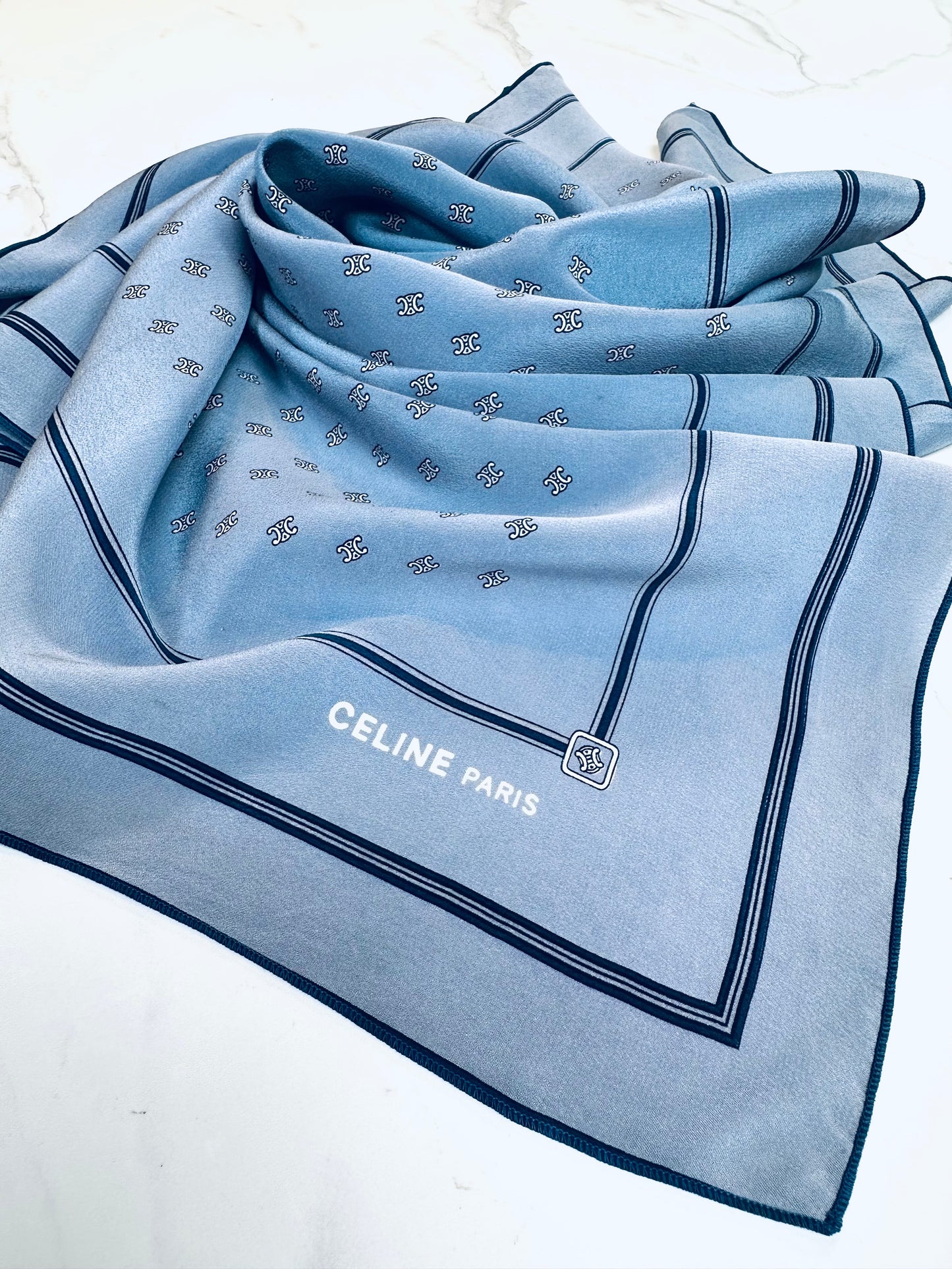 Carré Céline Paris en soie de crêpe gris bleu vintage authentique