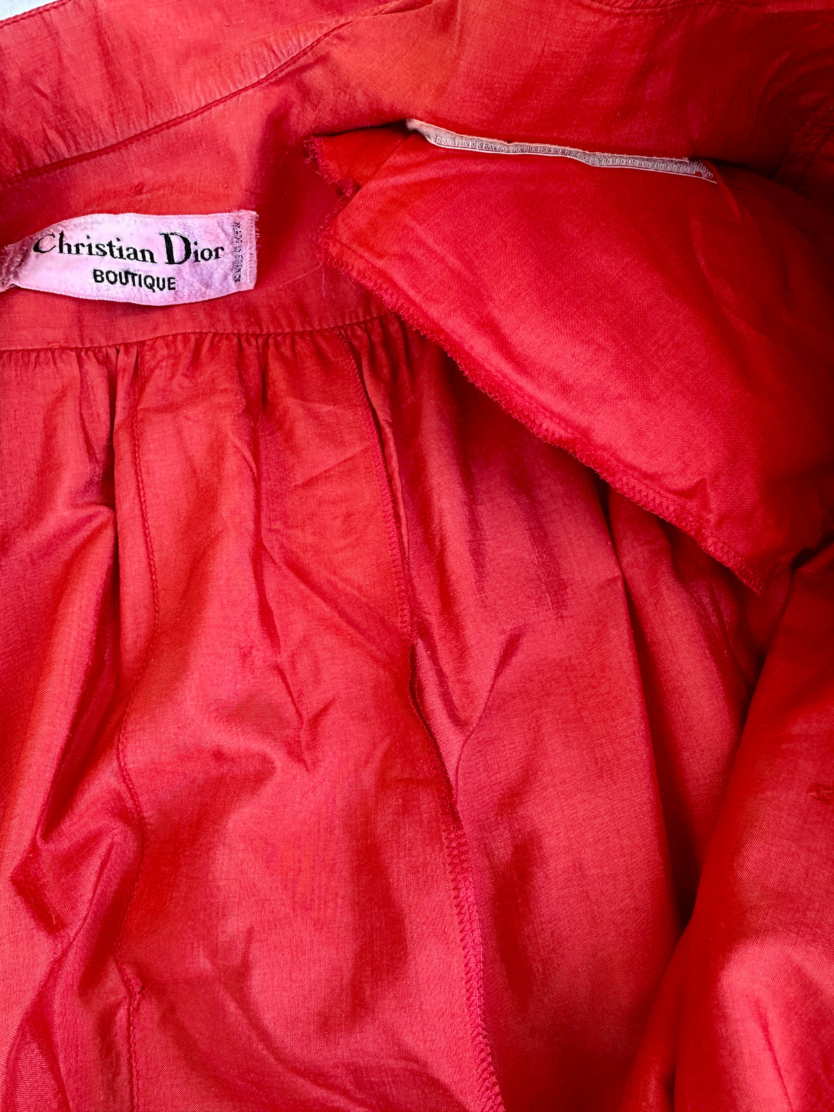 Trench Christian Dior en soie rouge vintage authentique circa 70s