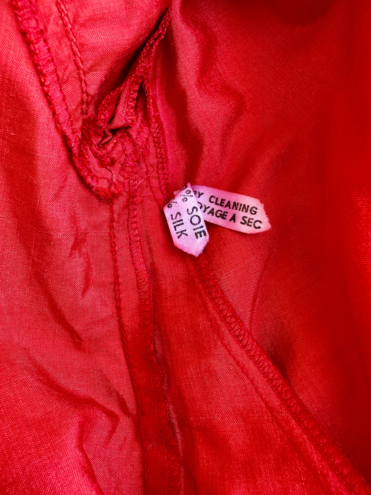 Trench Christian Dior en soie rouge vintage authentique circa 70s