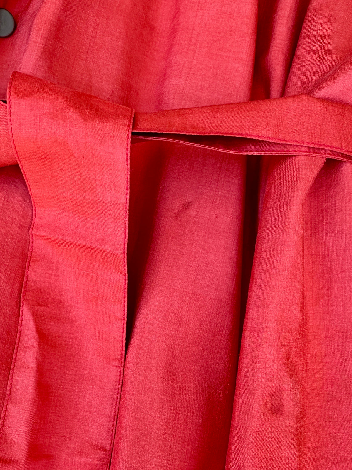 Trench Christian Dior en soie rouge vintage authentique circa 70s