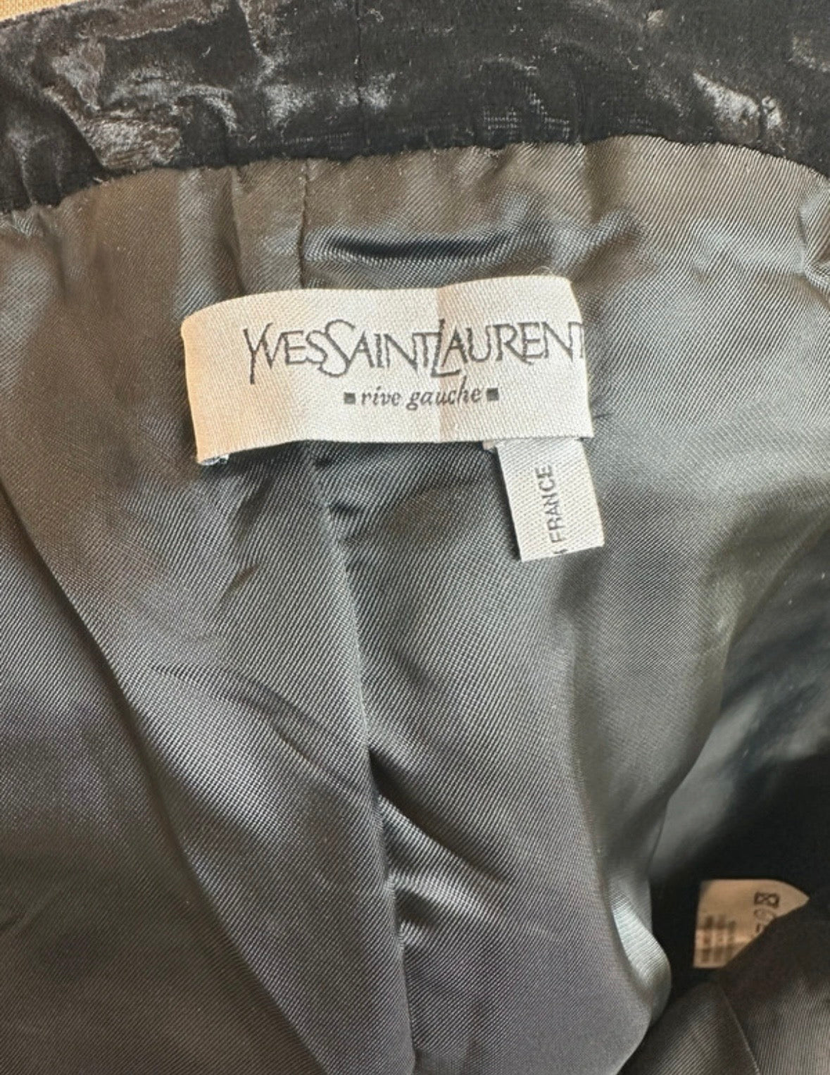 Jupe crayon en velours de soie noir Yves Saint Laurent vintage authentique