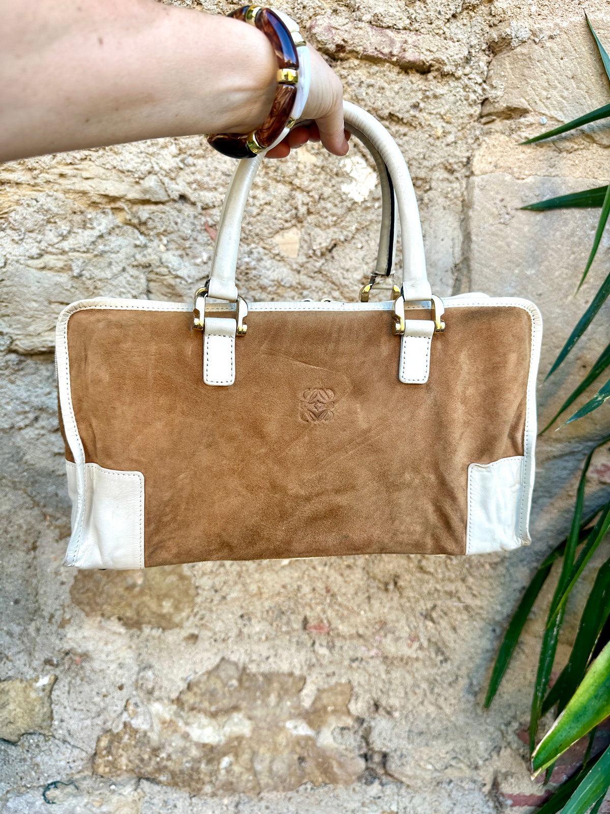 Sac iconique Loewe Amazona vintage en daim camel et cuir ivoire