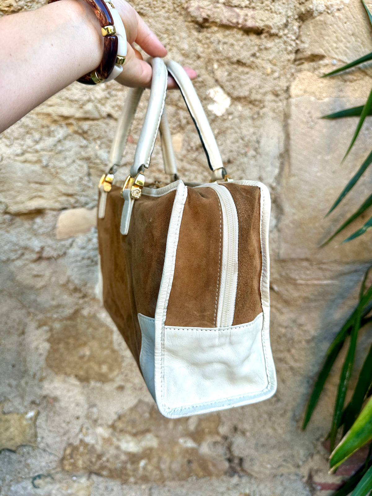 Sac iconique Loewe Amazona vintage en daim camel et cuir ivoire