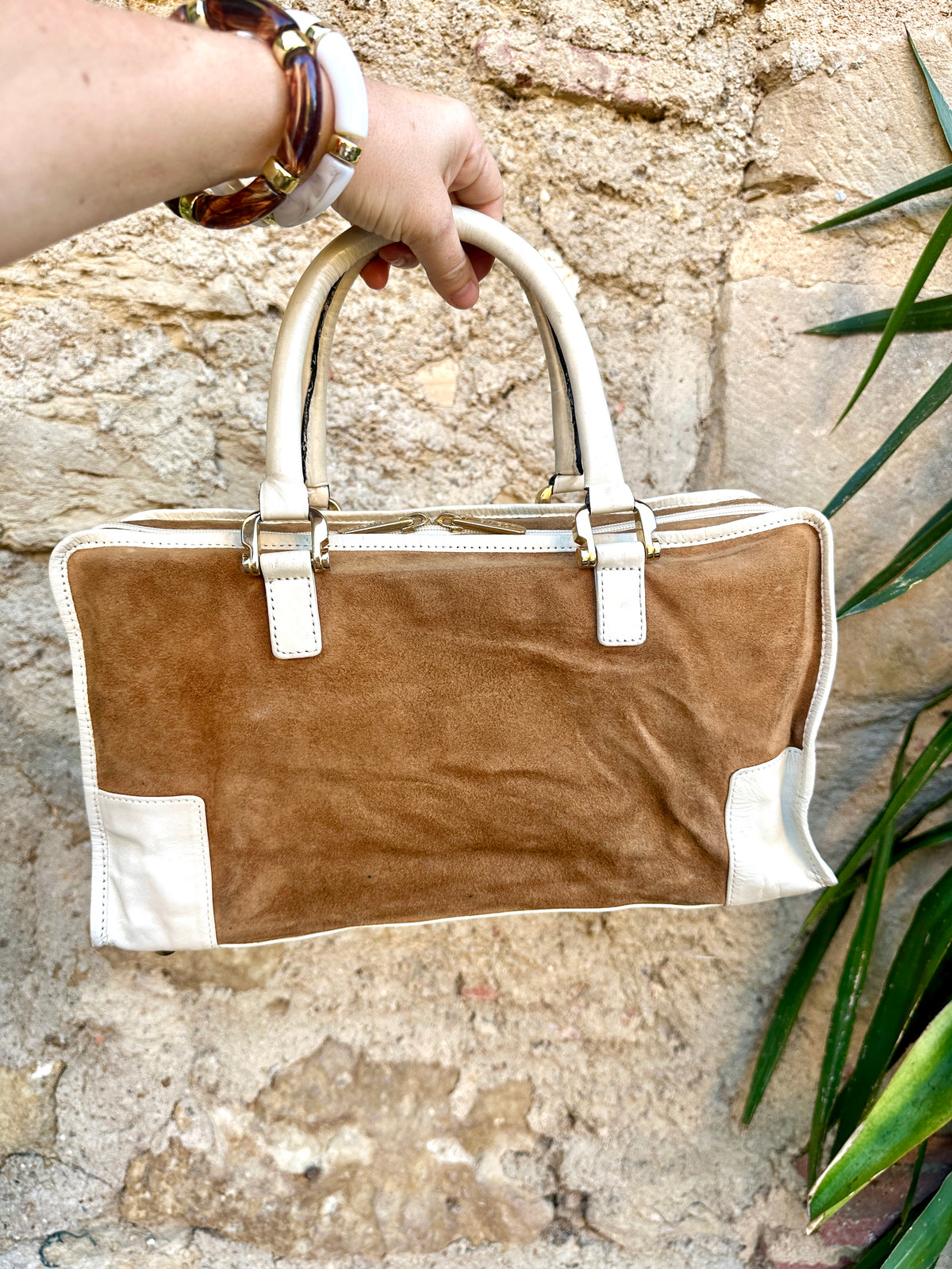 Sac iconique Loewe Amazona vintage en daim camel et cuir ivoire