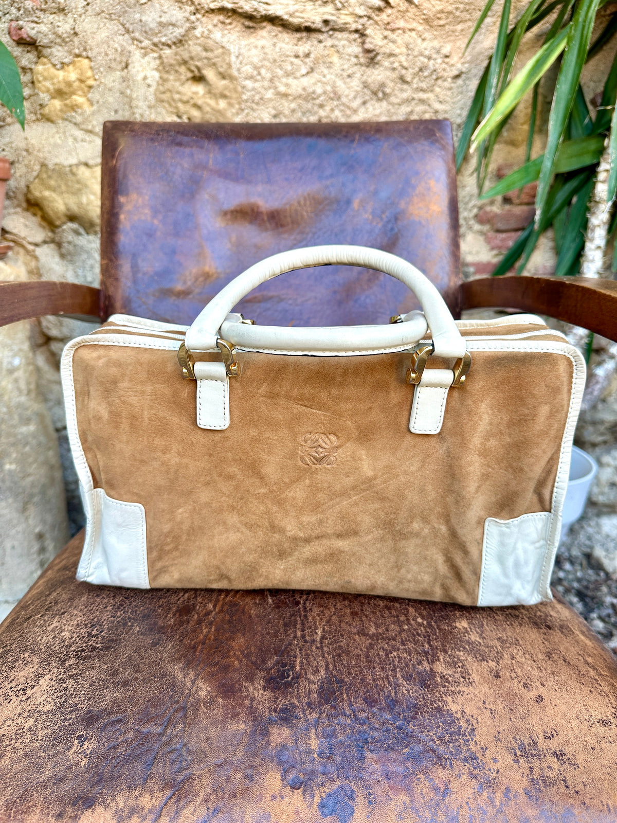 Sac iconique Loewe Amazona vintage en daim camel et cuir ivoire
