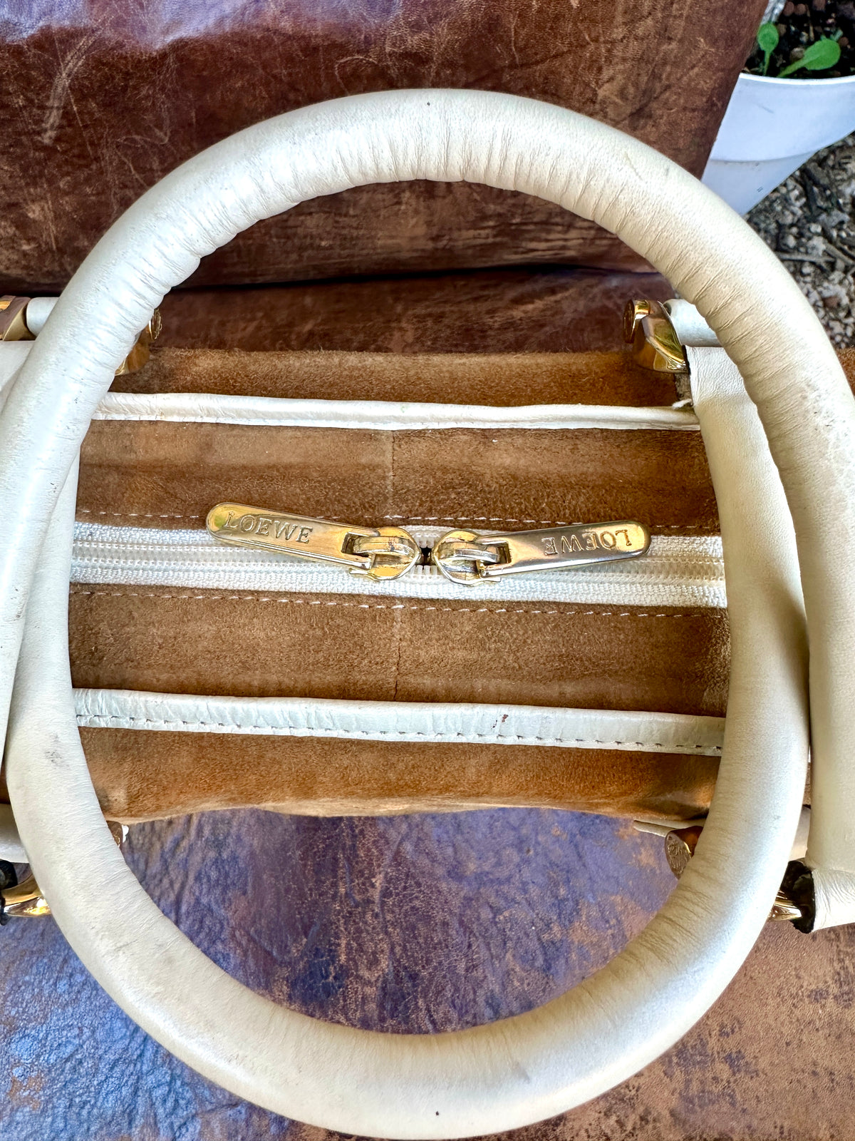 Sac iconique Loewe Amazona vintage en daim camel et cuir ivoire