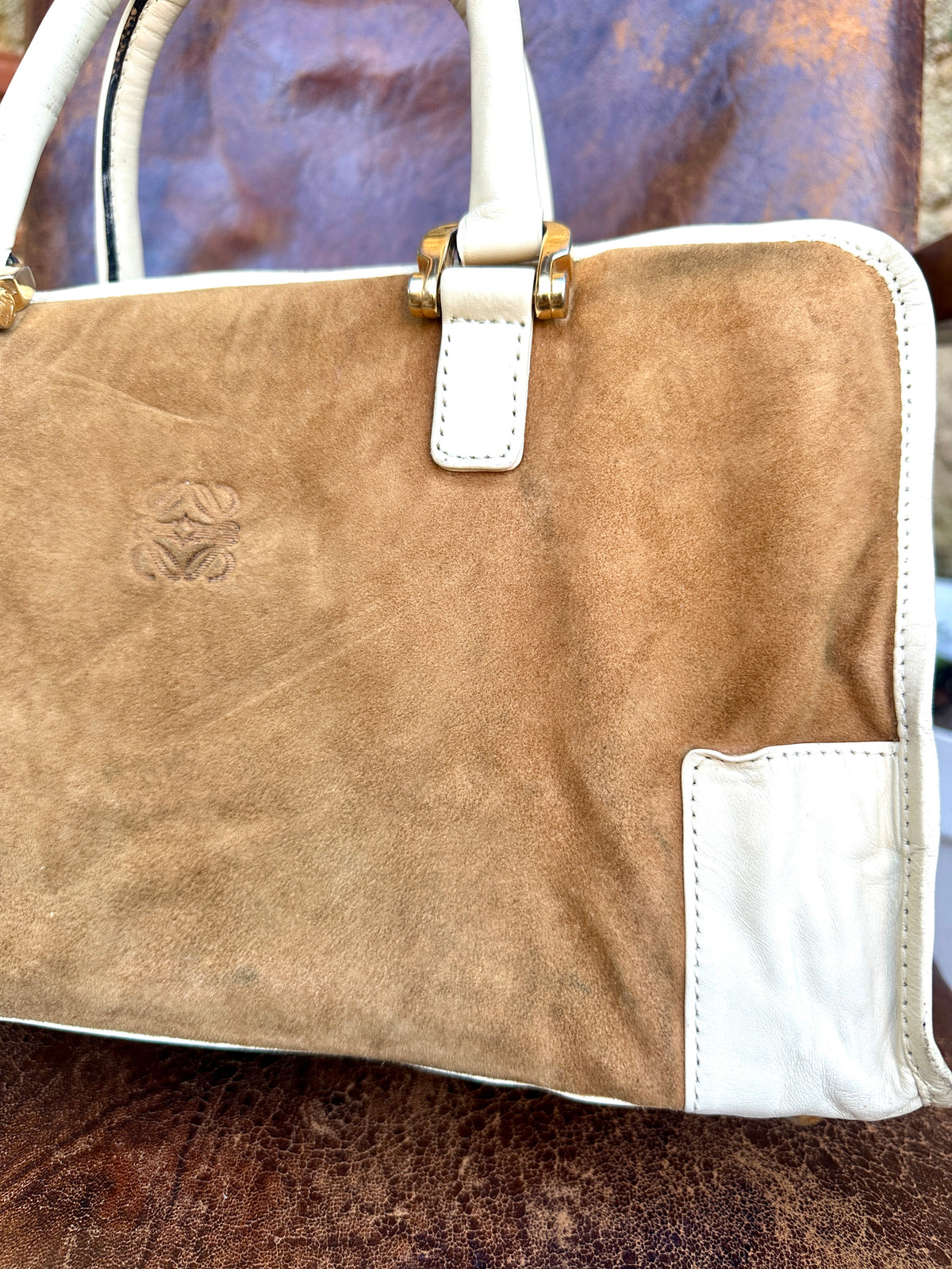 Sac iconique Loewe Amazona vintage en daim camel et cuir ivoire
