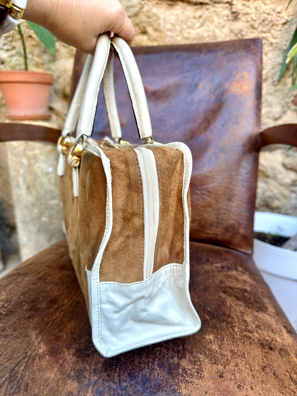 Sac iconique Loewe Amazona vintage en daim camel et cuir ivoire