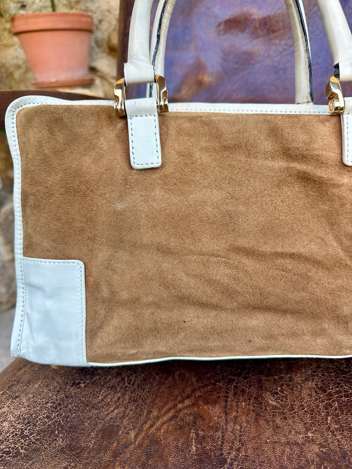 Sac iconique Loewe Amazona vintage en daim camel et cuir ivoire