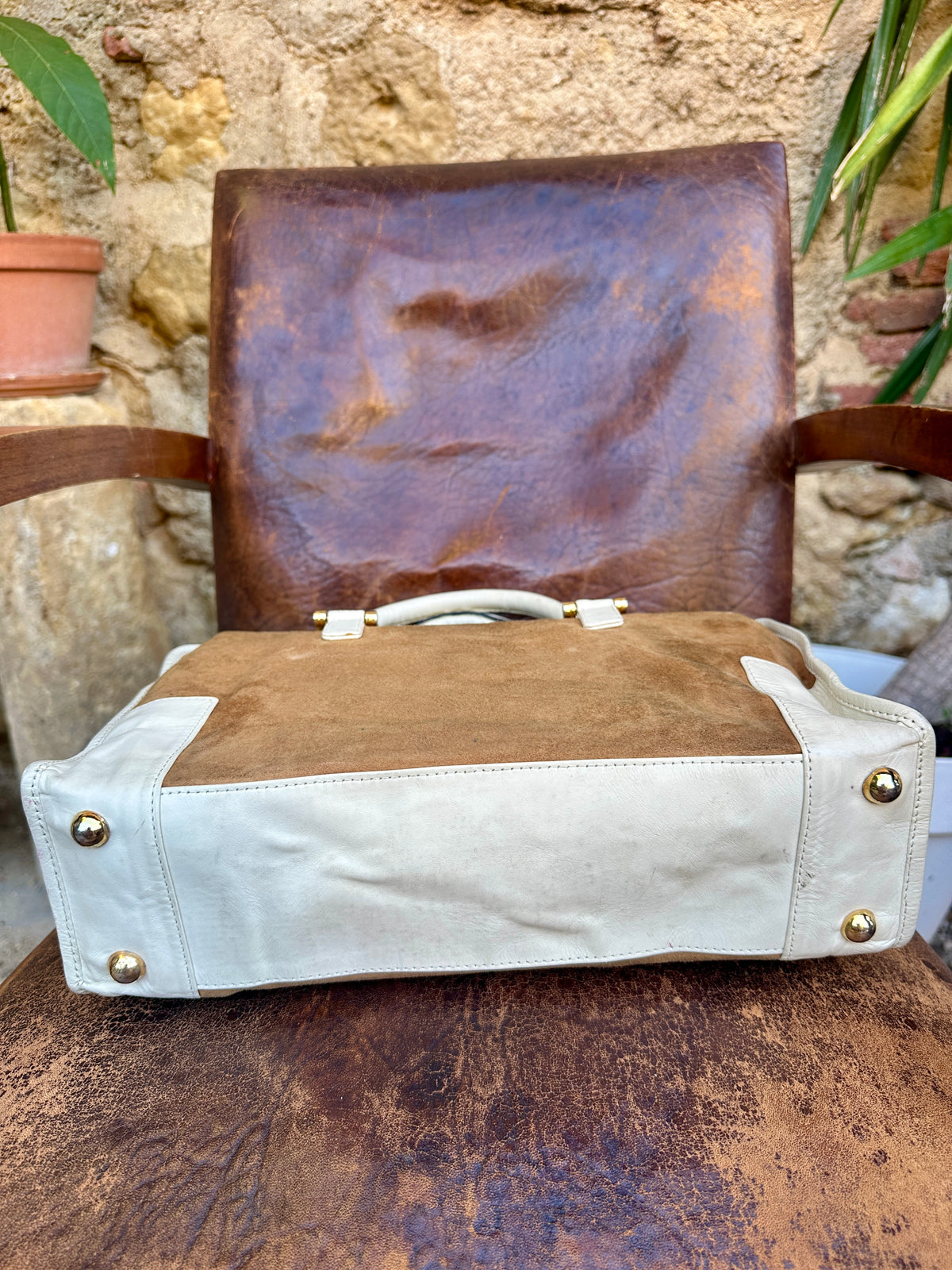 Sac iconique Loewe Amazona vintage en daim camel et cuir ivoire