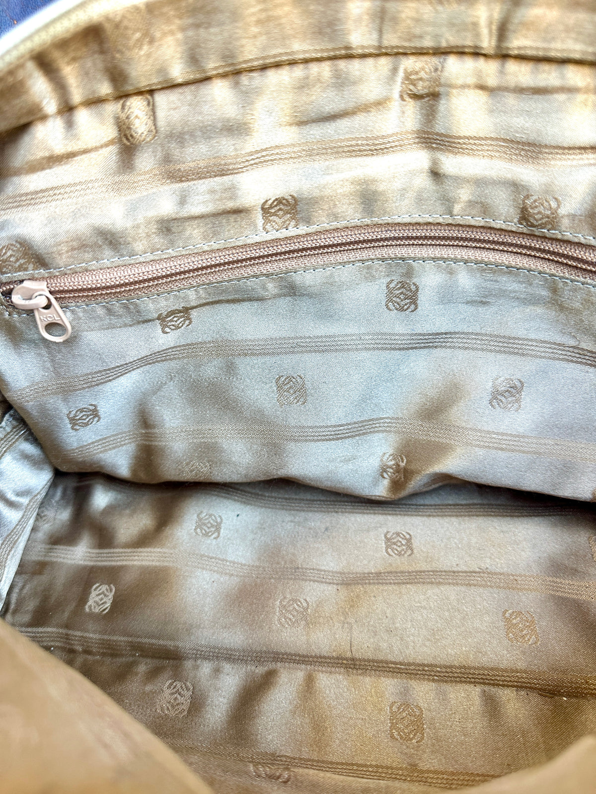 Sac iconique Loewe Amazona vintage en daim camel et cuir ivoire