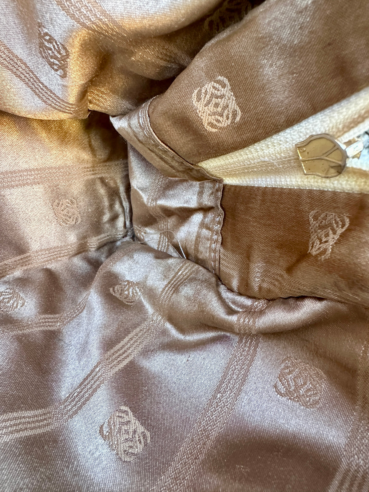 Sac iconique Loewe Amazona vintage en daim camel et cuir ivoire