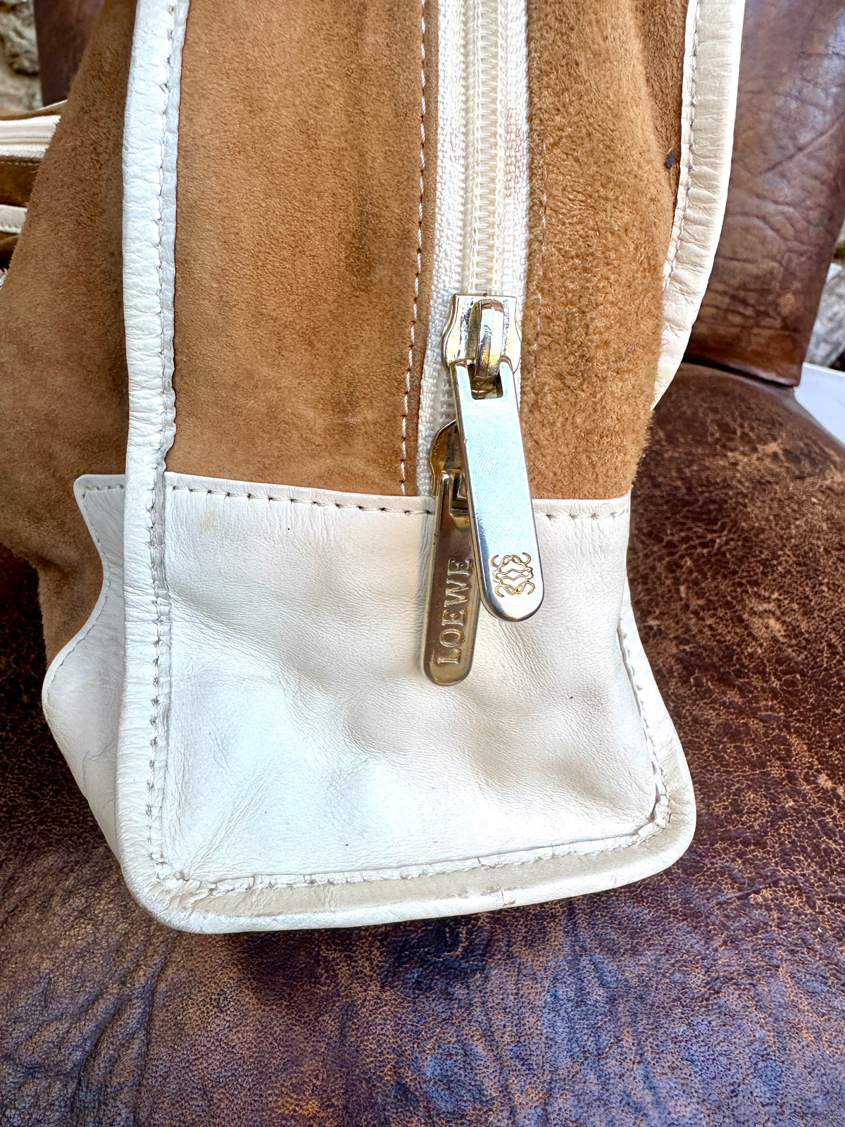 Sac iconique Loewe Amazona vintage en daim camel et cuir ivoire