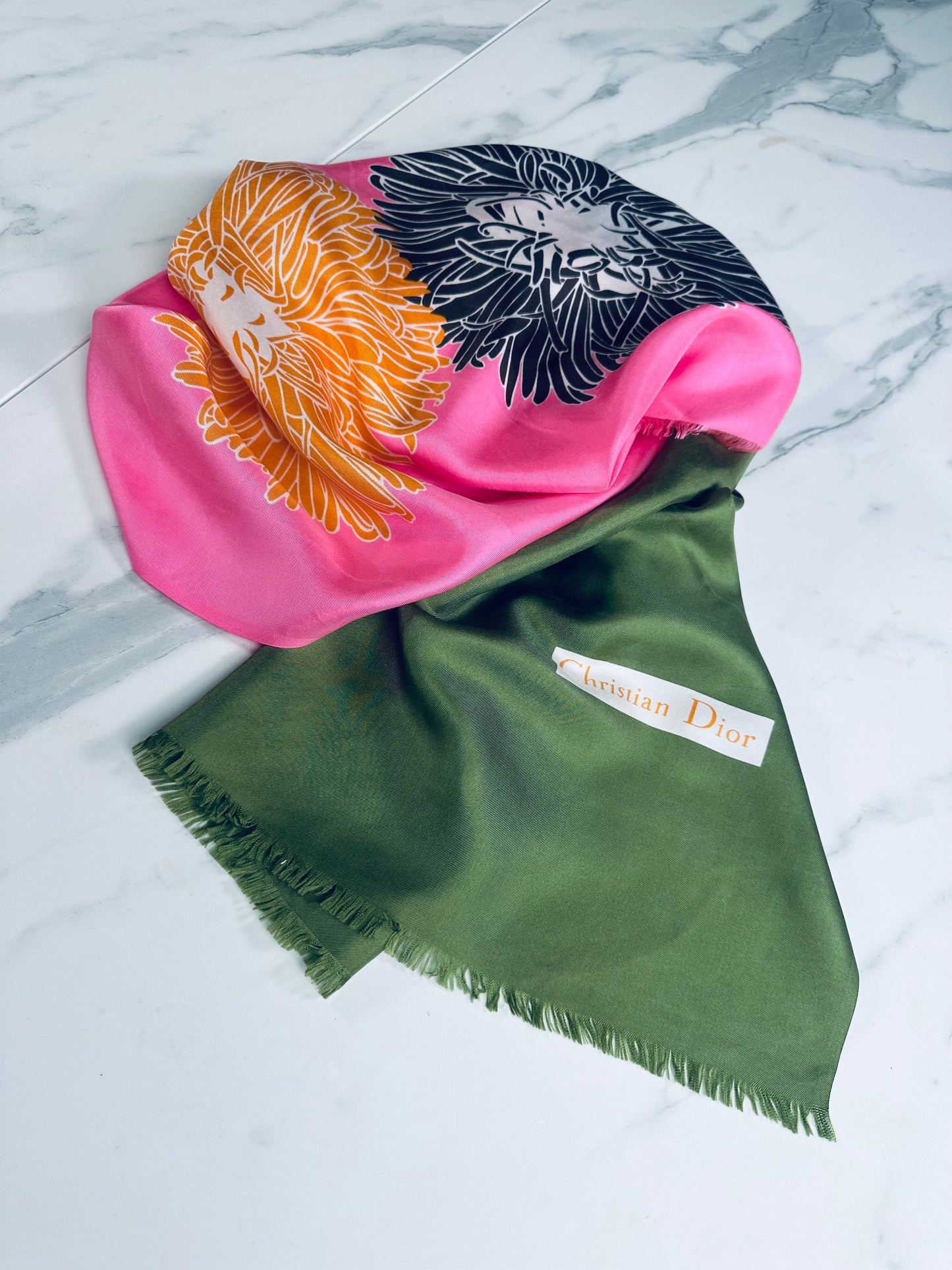Foulard en soie Christian Dior rose et vert motif floral chrysanthèmes vintage authentique