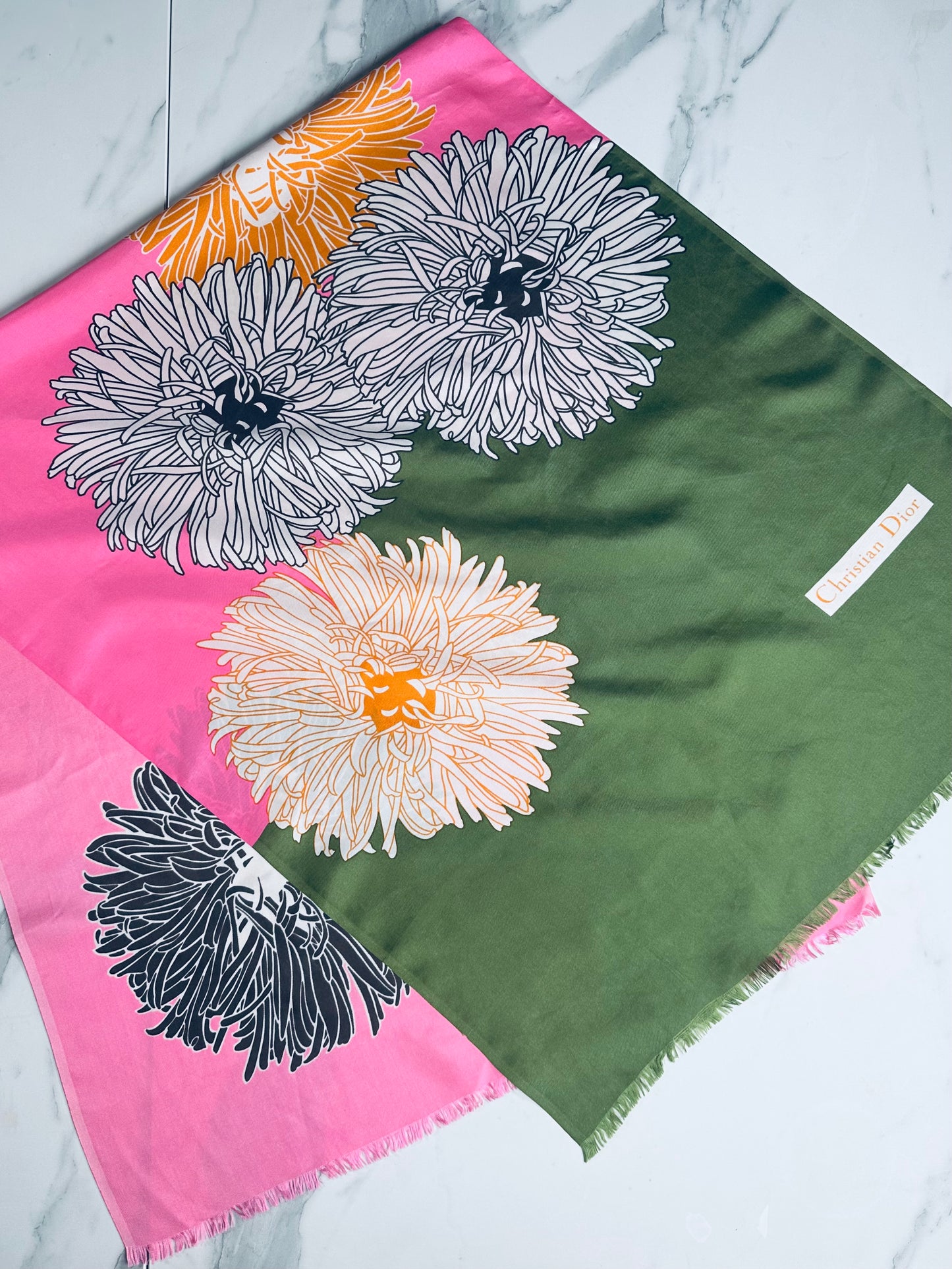 Foulard en soie Christian Dior rose et vert motif floral chrysanthèmes vintage authentique