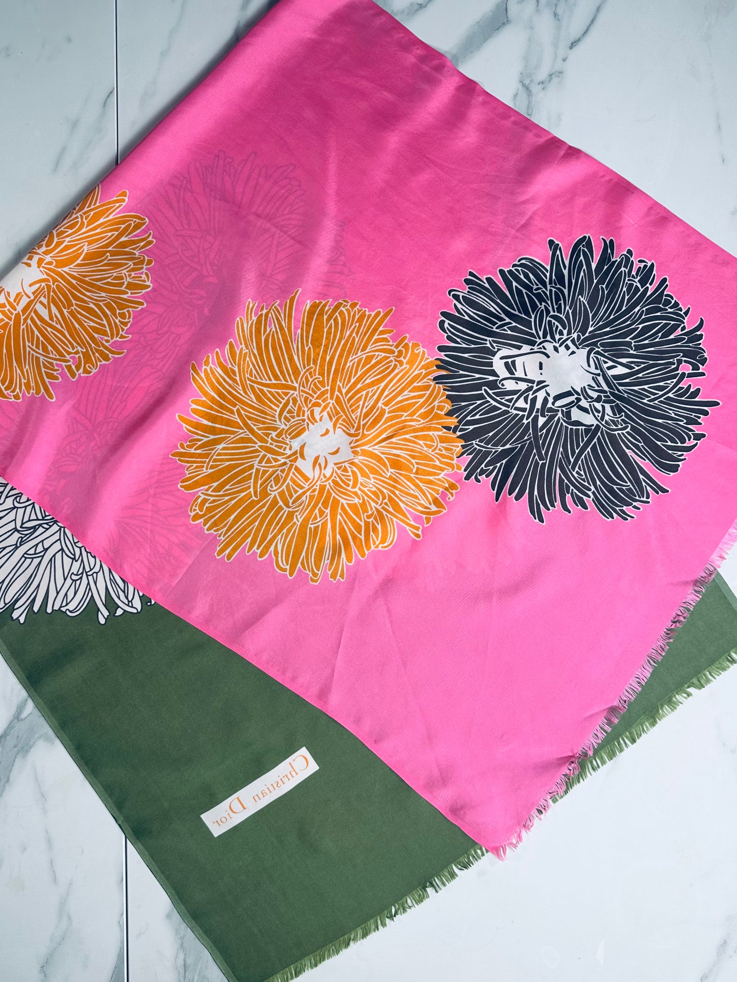 Foulard en soie Christian Dior rose et vert motif floral chrysanthèmes vintage authentique