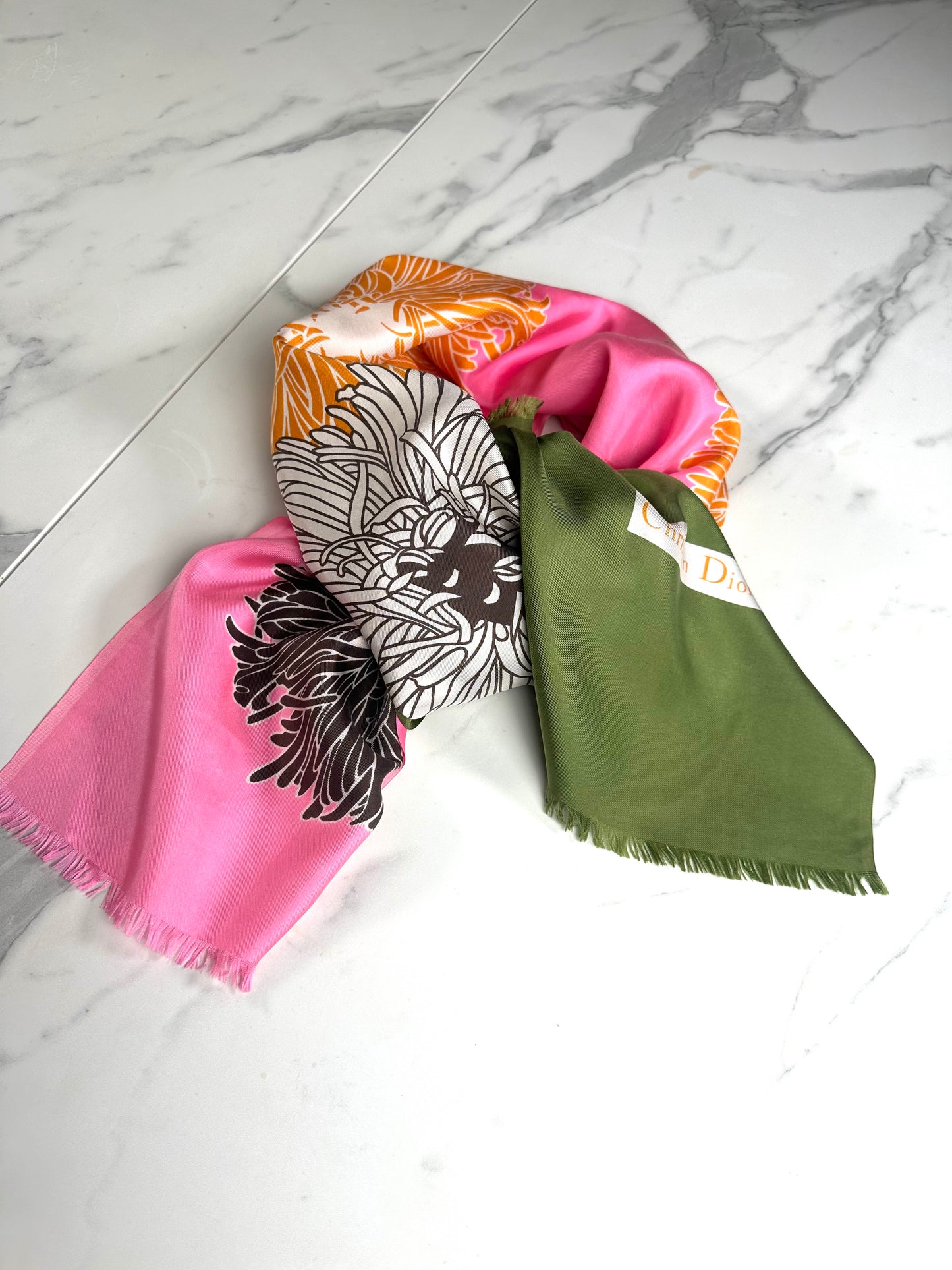 Foulard en soie Christian Dior rose et vert motif floral chrysanthèmes vintage authentique