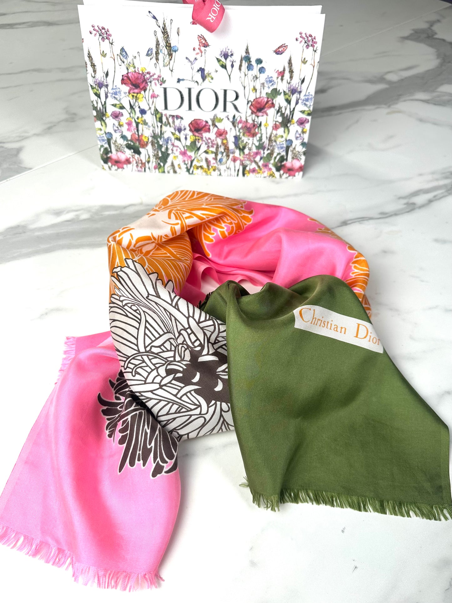 Foulard en soie Christian Dior rose et vert motif floral chrysanthèmes vintage authentique