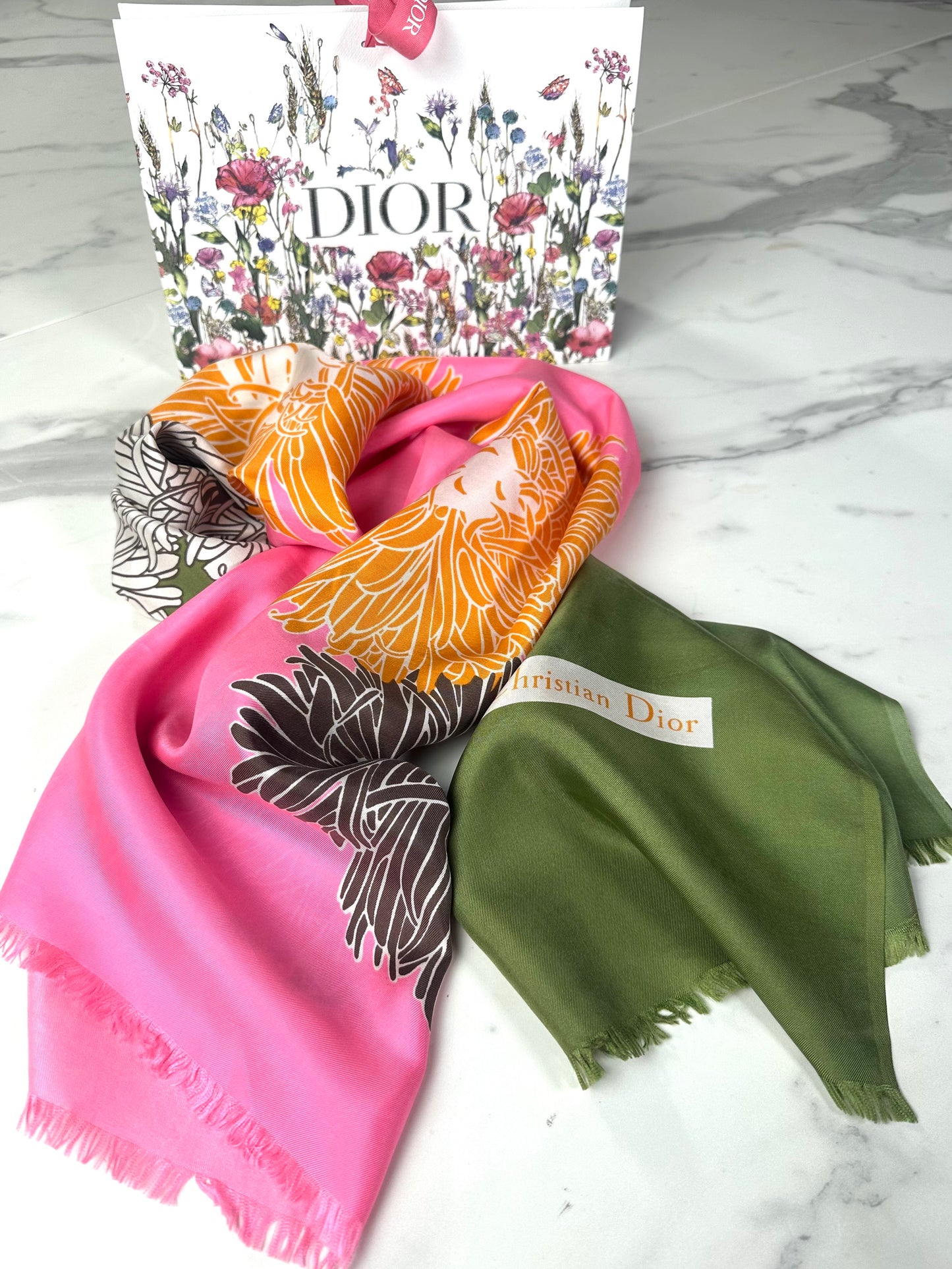 Foulard en soie Christian Dior rose et vert motif floral chrysanthèmes vintage authentique