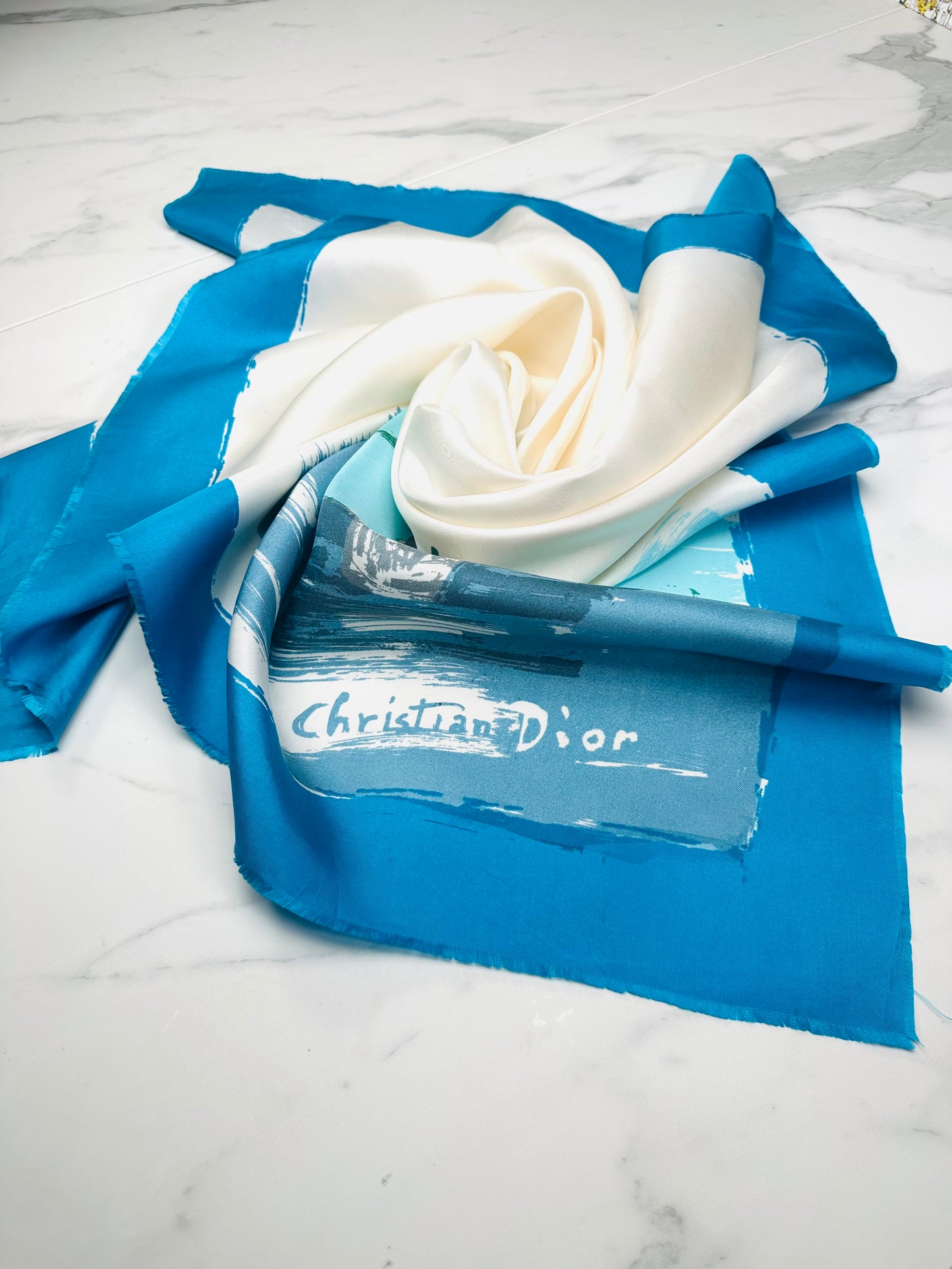 Carré soie Christian Dior ivoire bleu motif peinture artistique vase floral vintage authentique