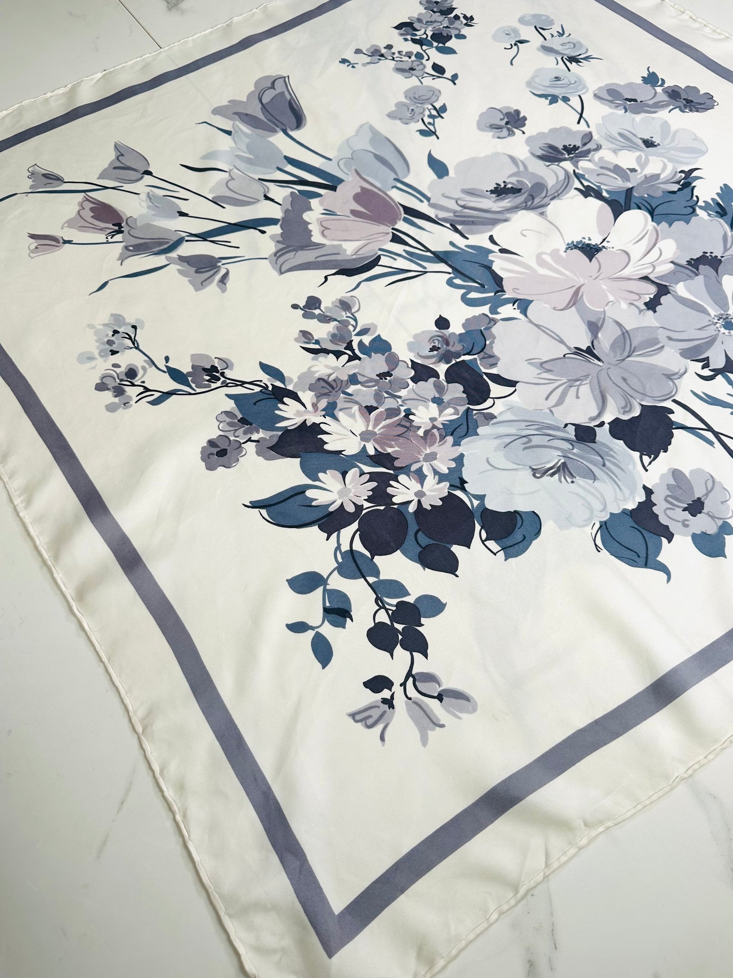 Carré en soie Christian Dior ivoire violette motif fleurs sauvages vintage authentique