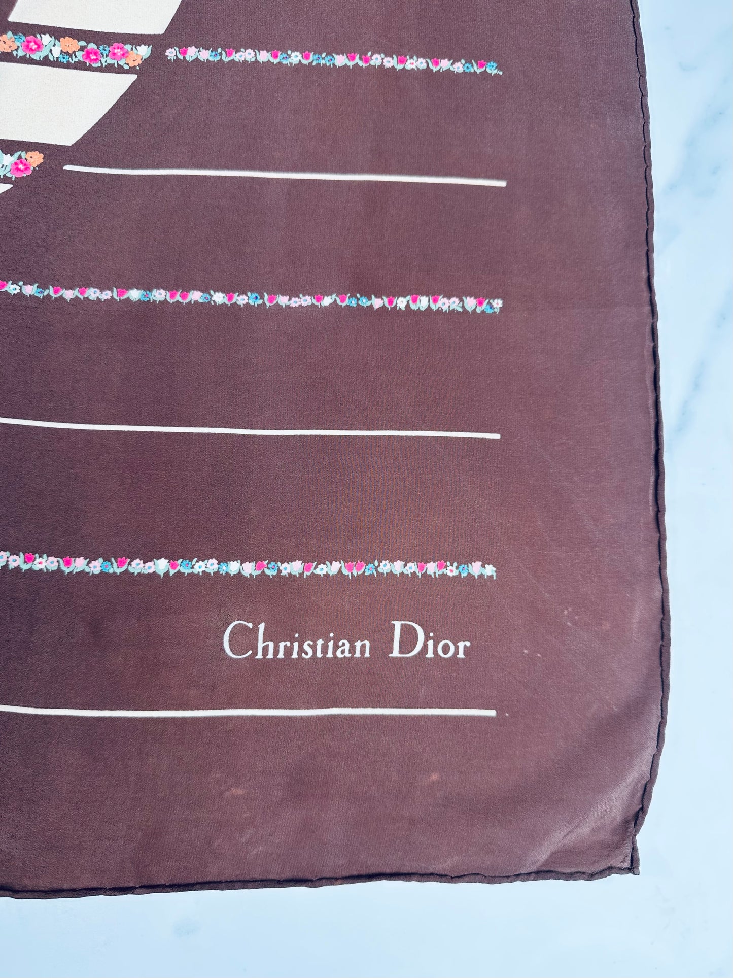 Carré en crêpe de soie moka Christian Dior motif monogramme D floral vintage authentique