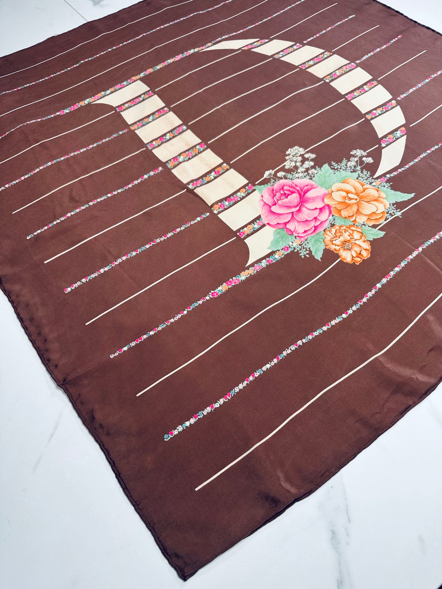 Carré en crêpe de soie moka Christian Dior motif monogramme D floral vintage authentique