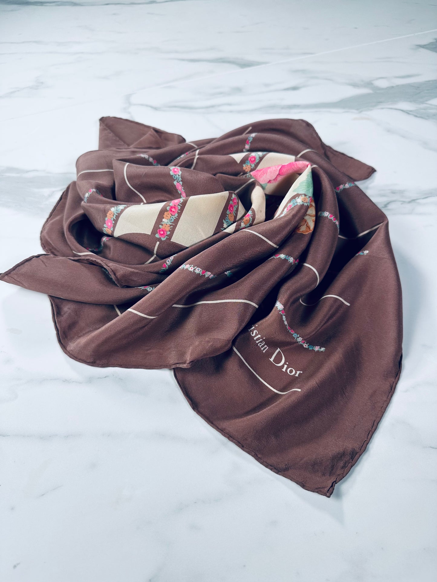 Carré en crêpe de soie moka Christian Dior motif monogramme D floral vintage authentique