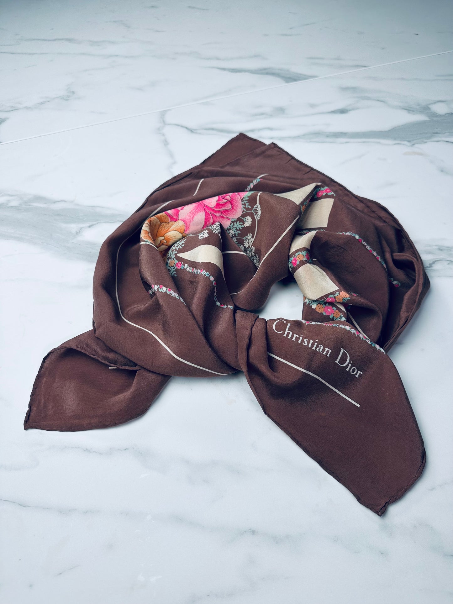 Carré en crêpe de soie moka Christian Dior motif monogramme D floral vintage authentique