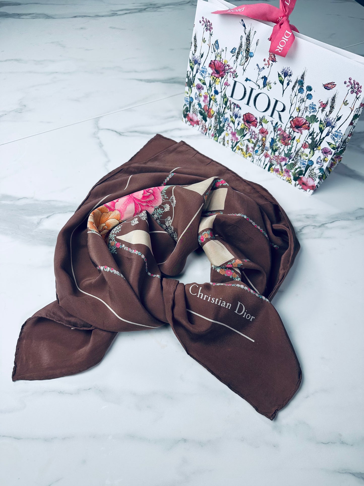 Carré en crêpe de soie moka Christian Dior motif monogramme D floral vintage authentique