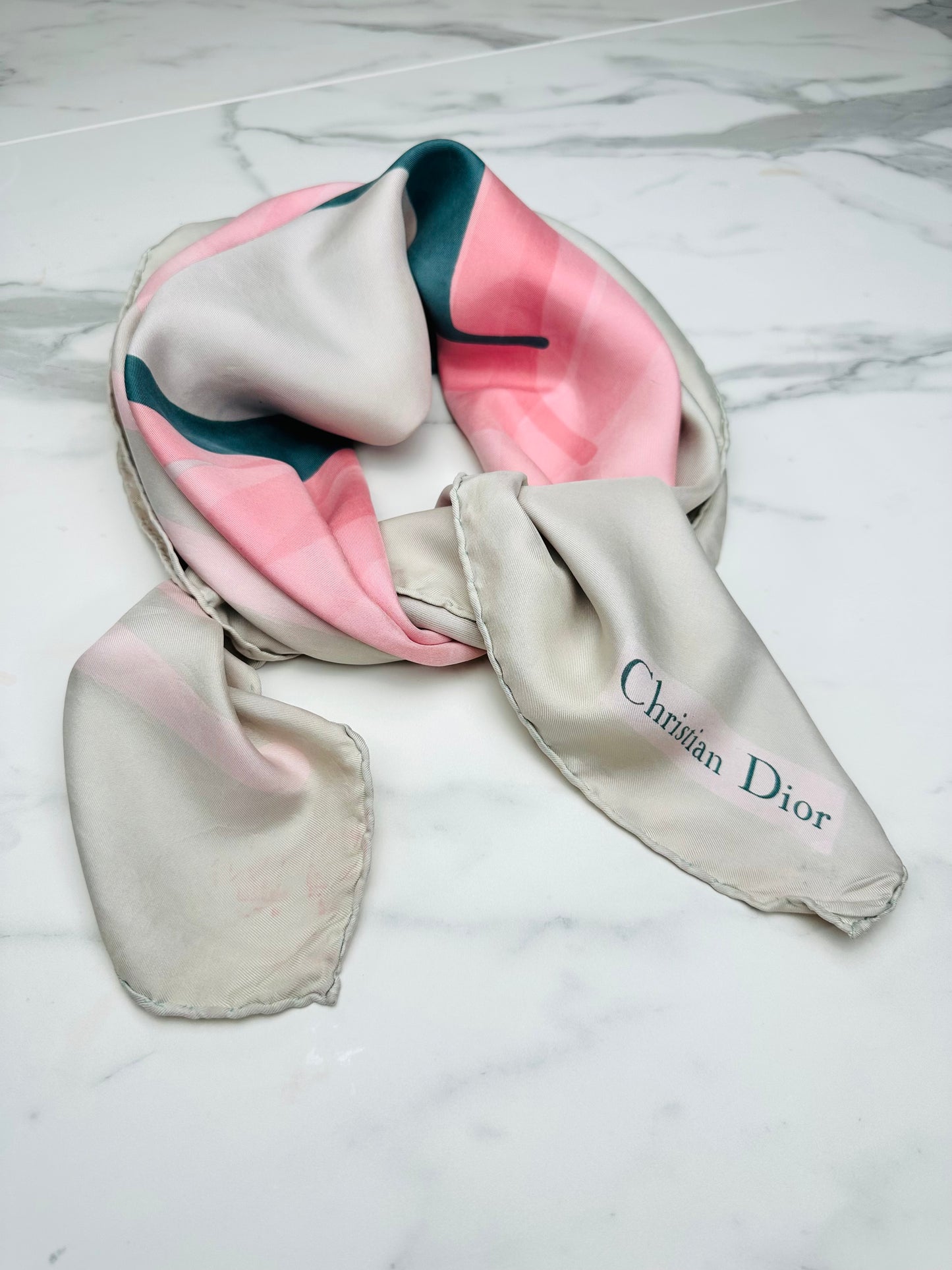 Carré en soie Christian Dior ivoire rose vert motif monogramme D graphique vintage authentique