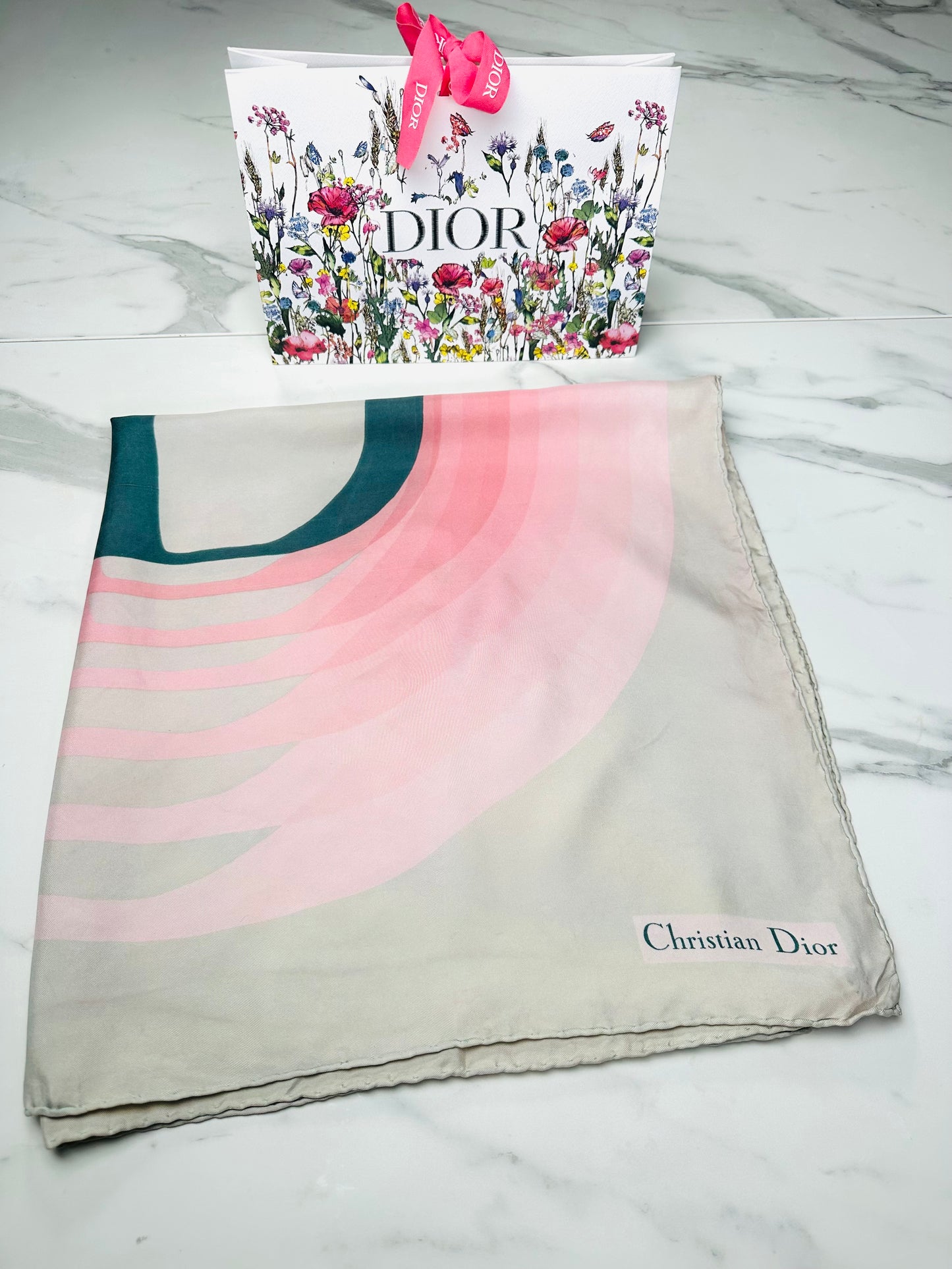 Carré en soie Christian Dior ivoire rose vert motif monogramme D graphique vintage authentique