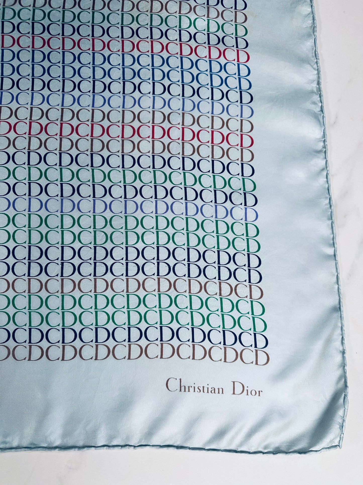 Carré en soie satinée Christian Dior bleu clair motif monogramme CD graphique vintage authentique