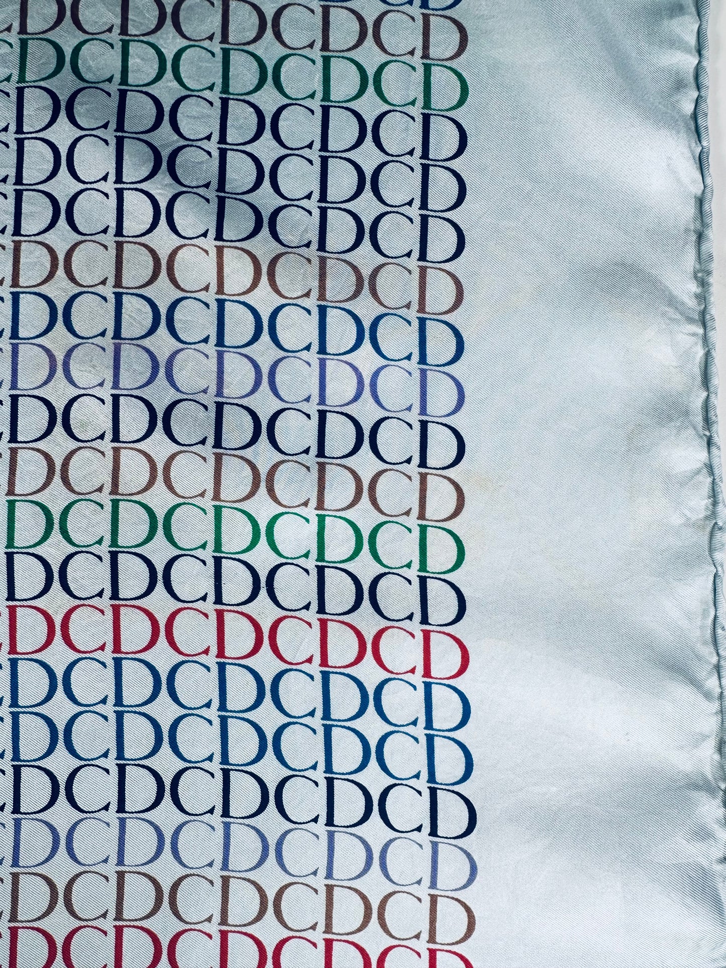 Carré en soie satinée Christian Dior bleu clair motif monogramme CD graphique vintage authentique