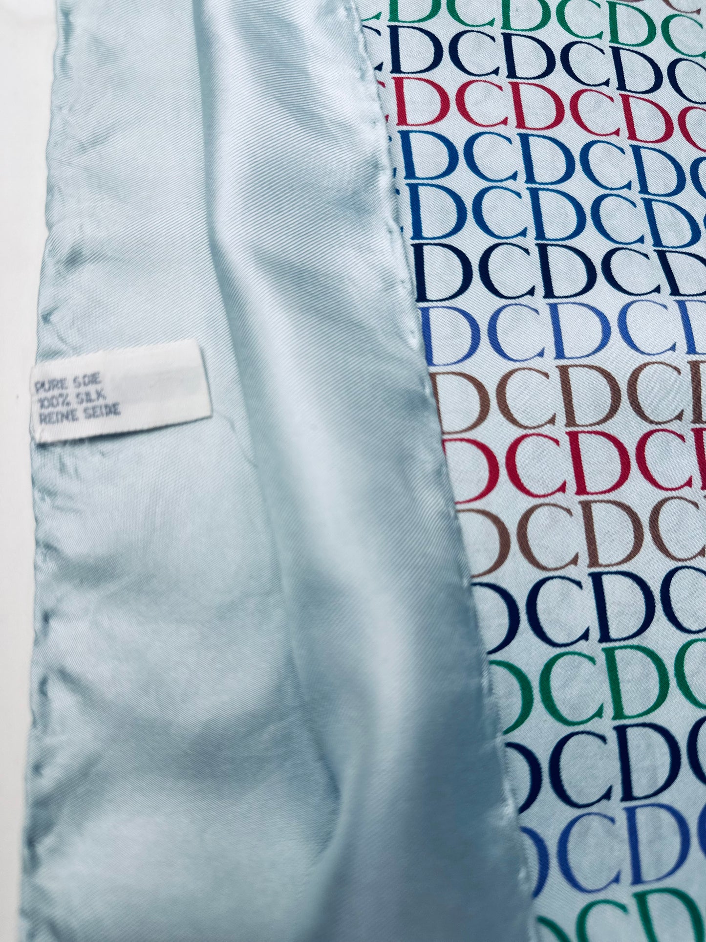 Carré en soie satinée Christian Dior bleu clair motif monogramme CD graphique vintage authentique