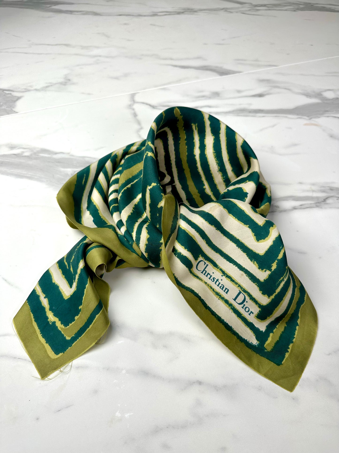 Carré en soie Christian Dior vert motif graphique spirale géométrique vintage authentique